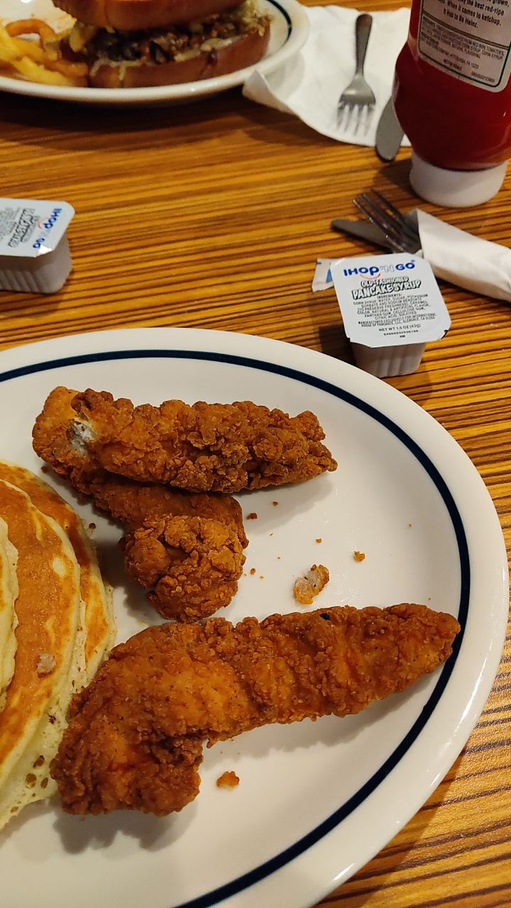 Um IHOP just gave me phallic shaped chicken tenders r/mildlypenis