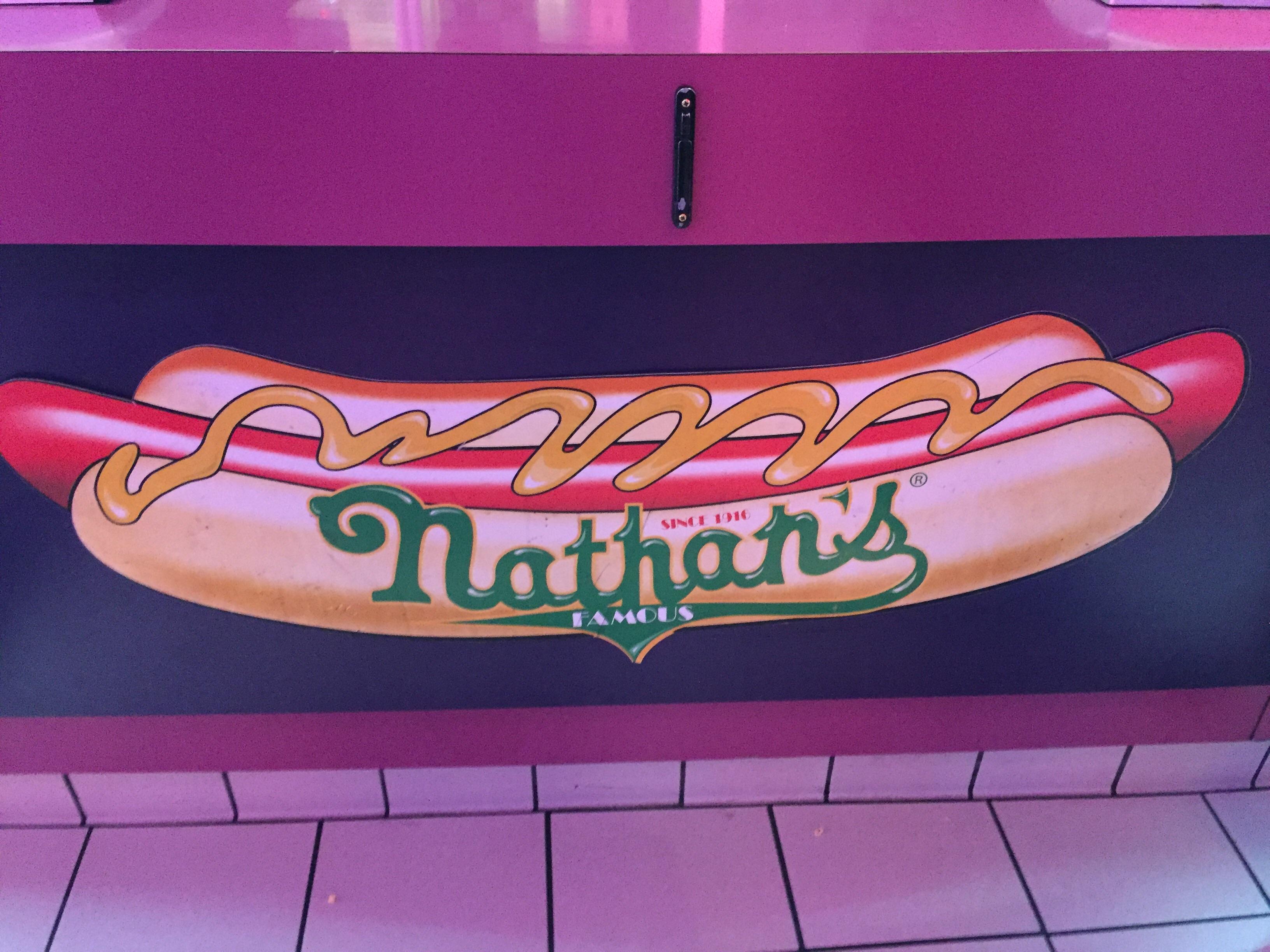 The way the mustard is placed on this hot dog r/CrappyDesign