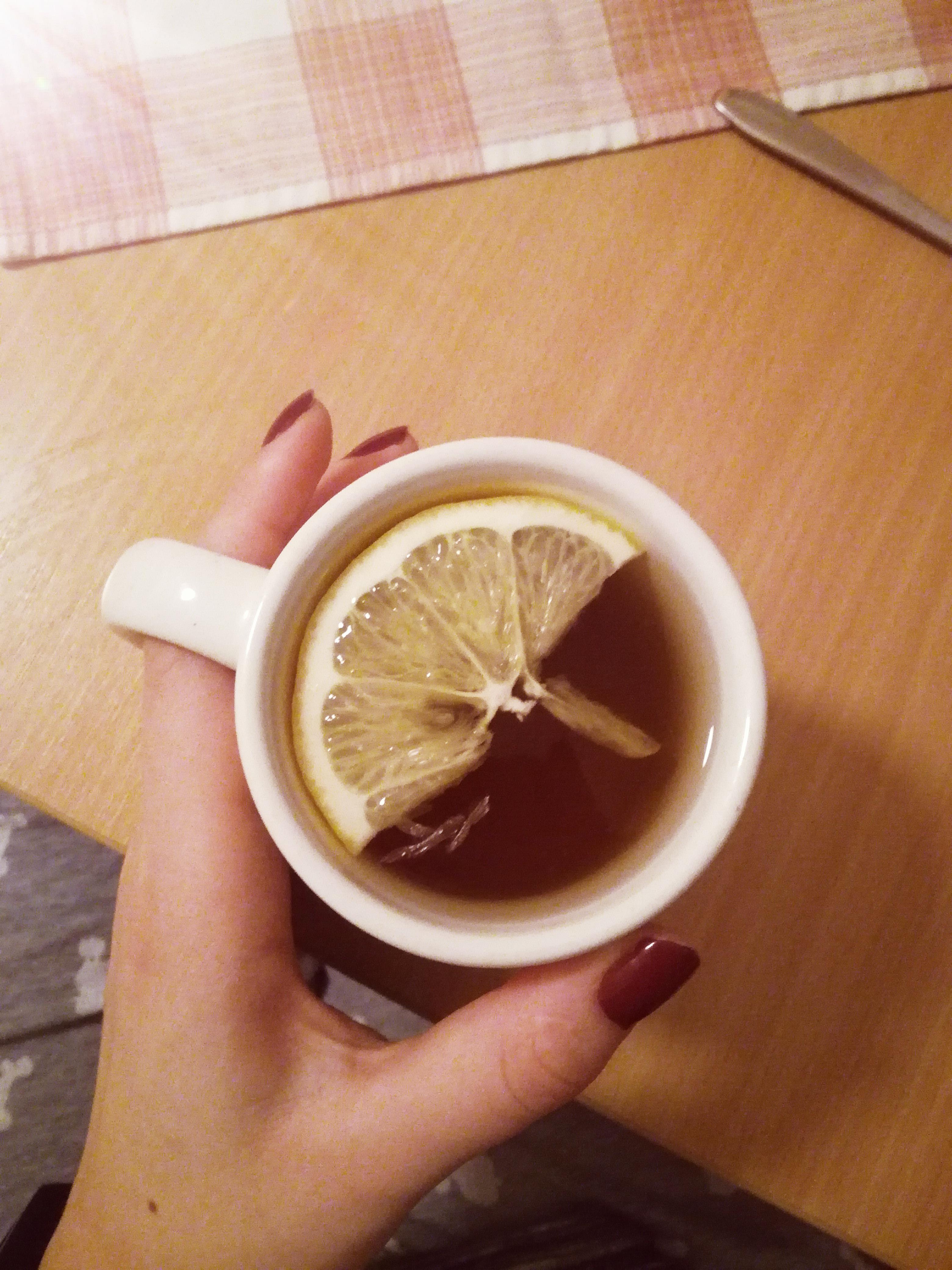 The lemon slice in my tea fit perfectly in the mug r/mildlyinteresting