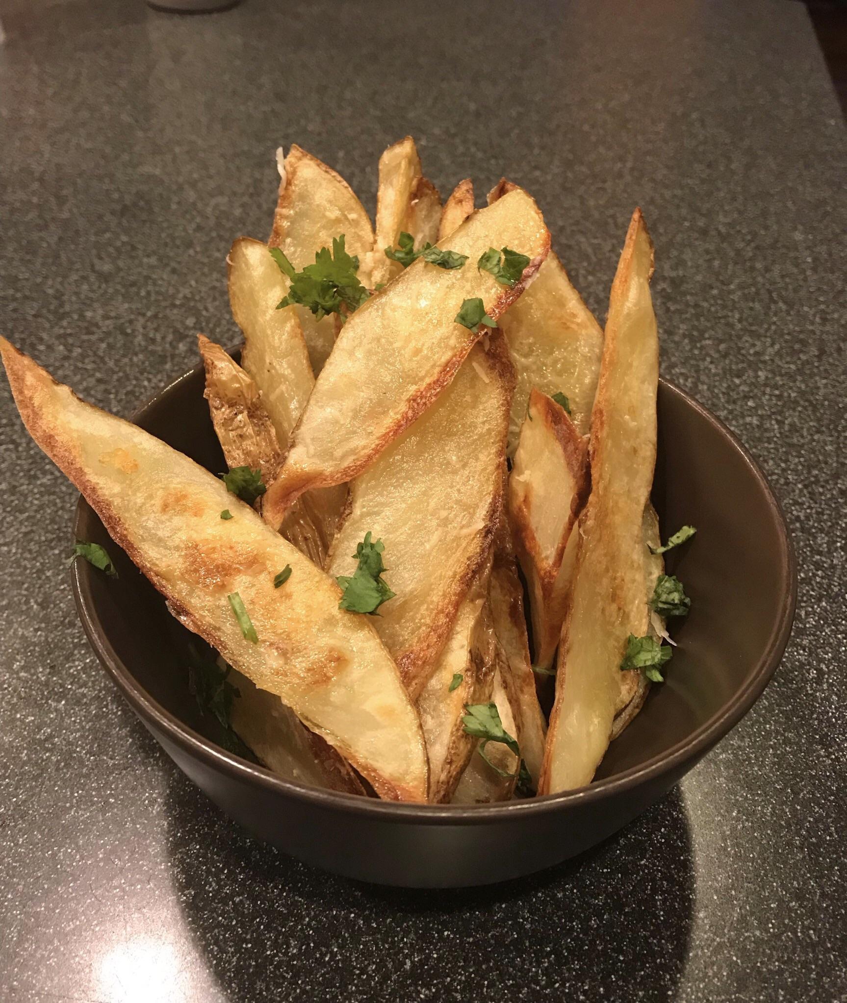 [Homemade] Crispy oven baked potato wedges r/food