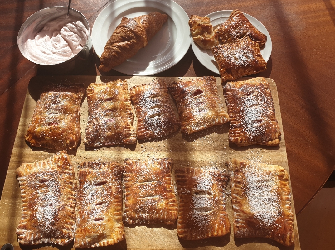 [Homemade] Pastries filled with apples and strawberries + Raspberry