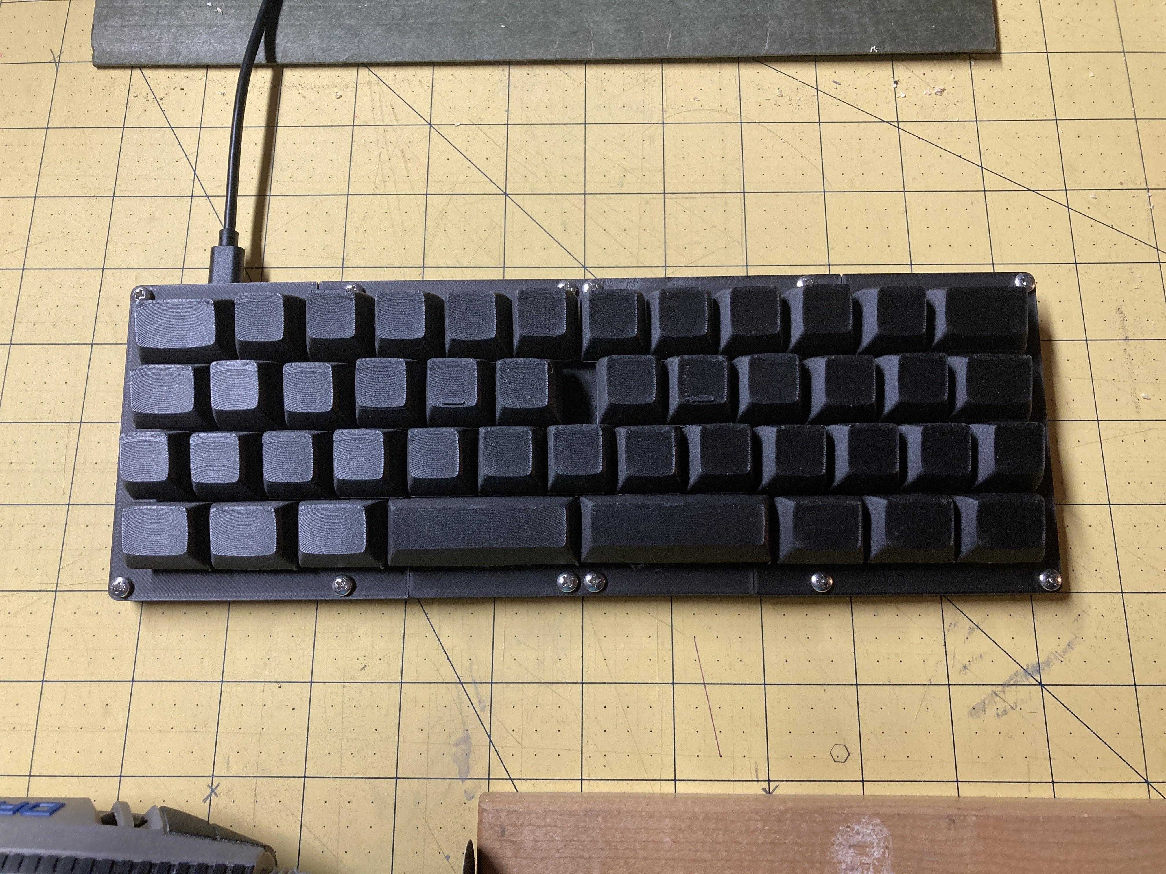 My first mechanical keyboard, 3d printed case, plate and keycaps, hand