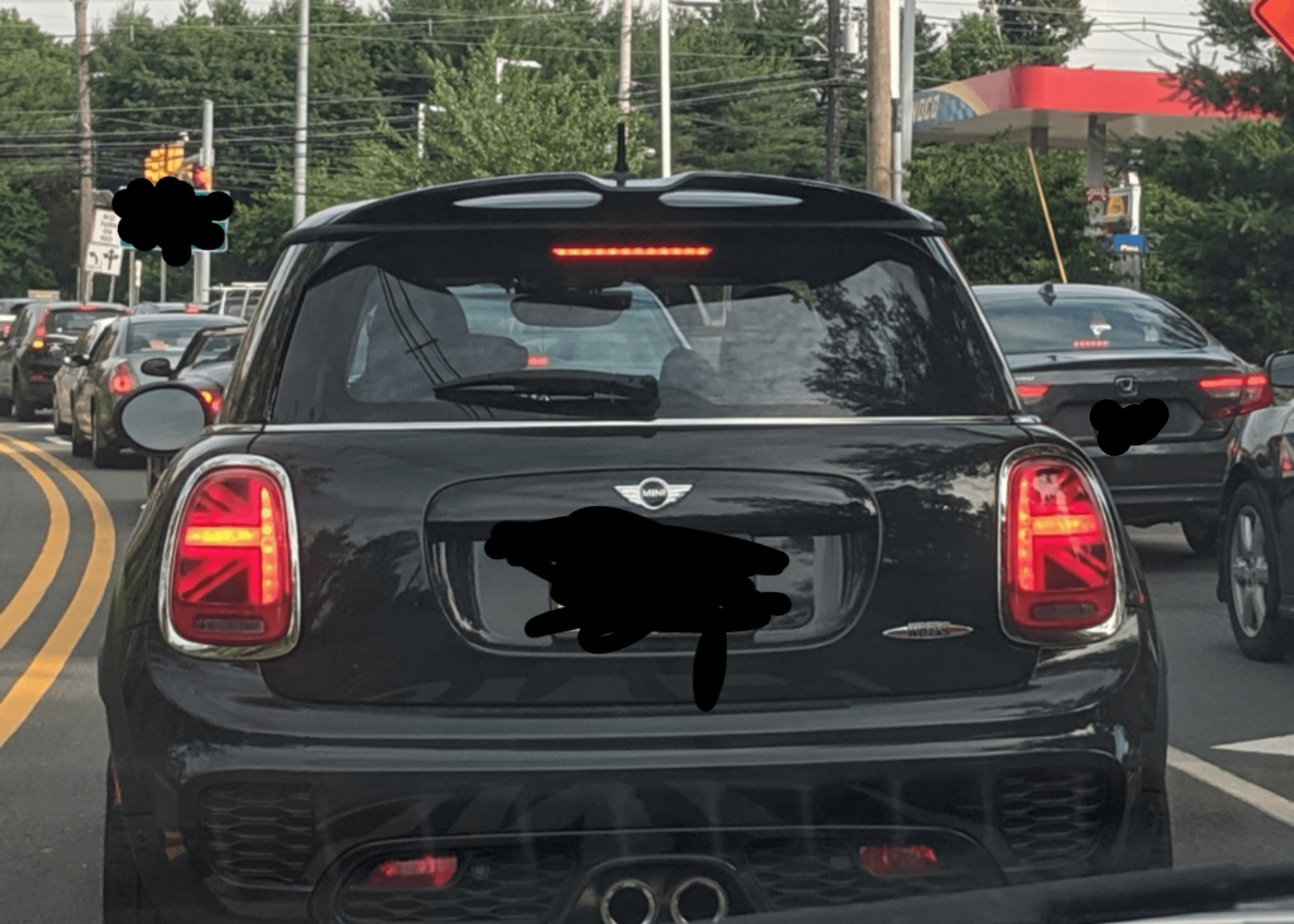 This Mini Cooper with UK flag style brake lights r/mildlyinteresting