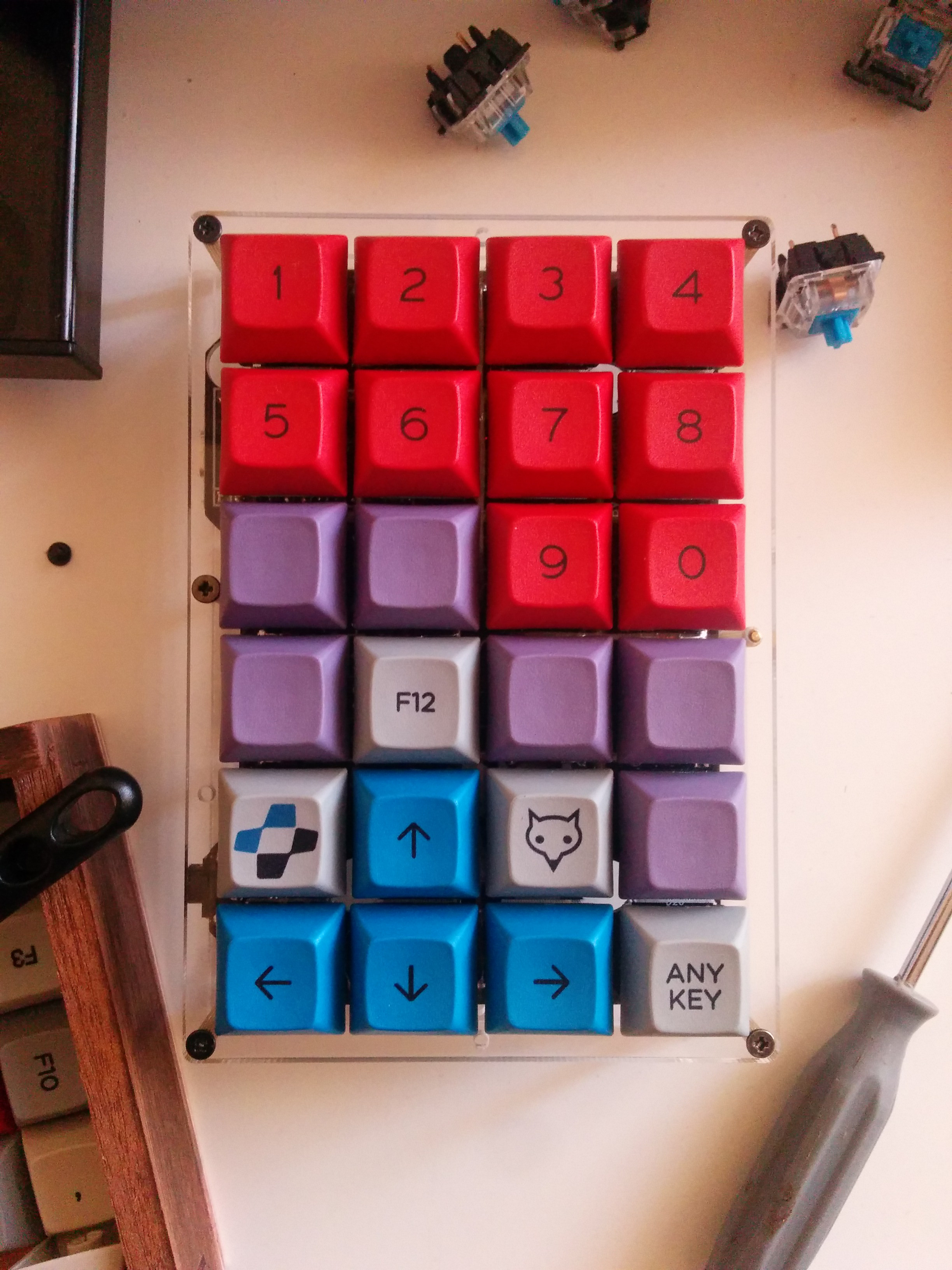 [photos] used spare parts from my Let's Split build to make a i3wm