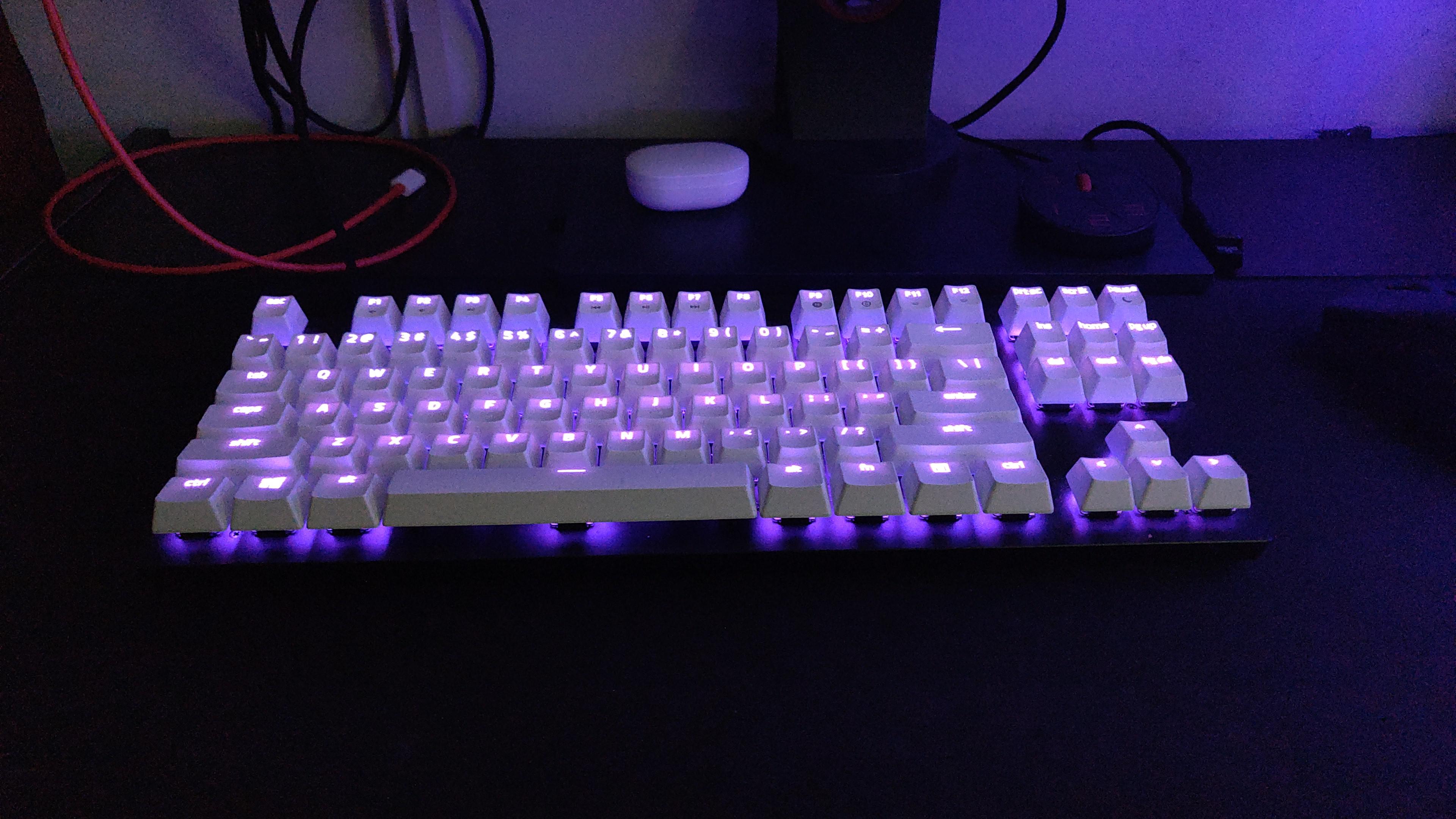 Bought white pbt keycaps for my TKL, looks awesome r/razer