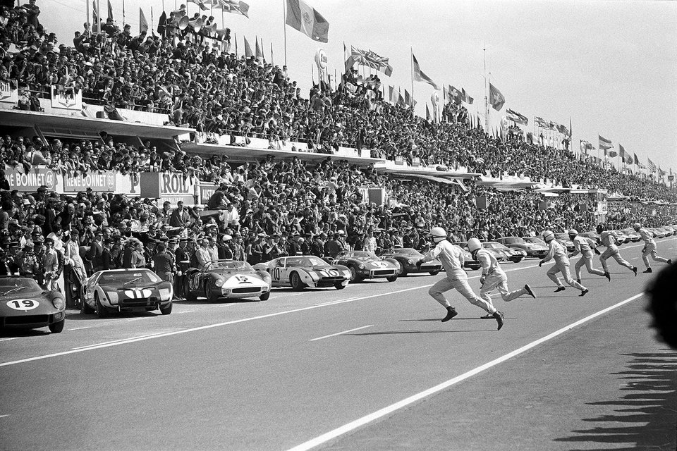 Le Mans 1964 running start For several initial years the race began