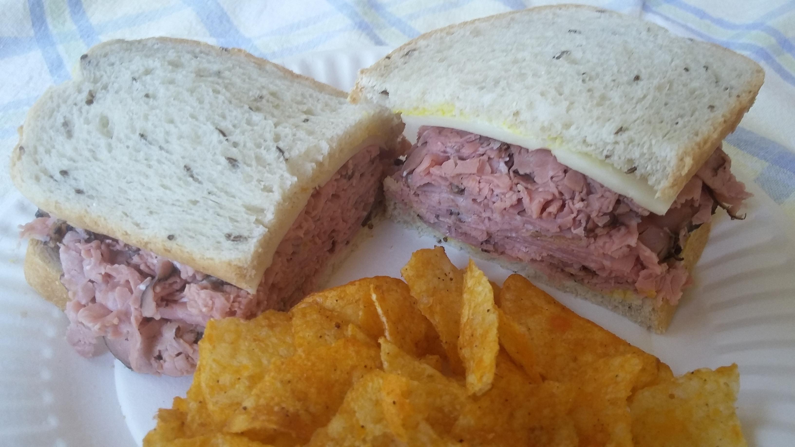 Fat roast beef sandwich on rye r/eatsandwiches