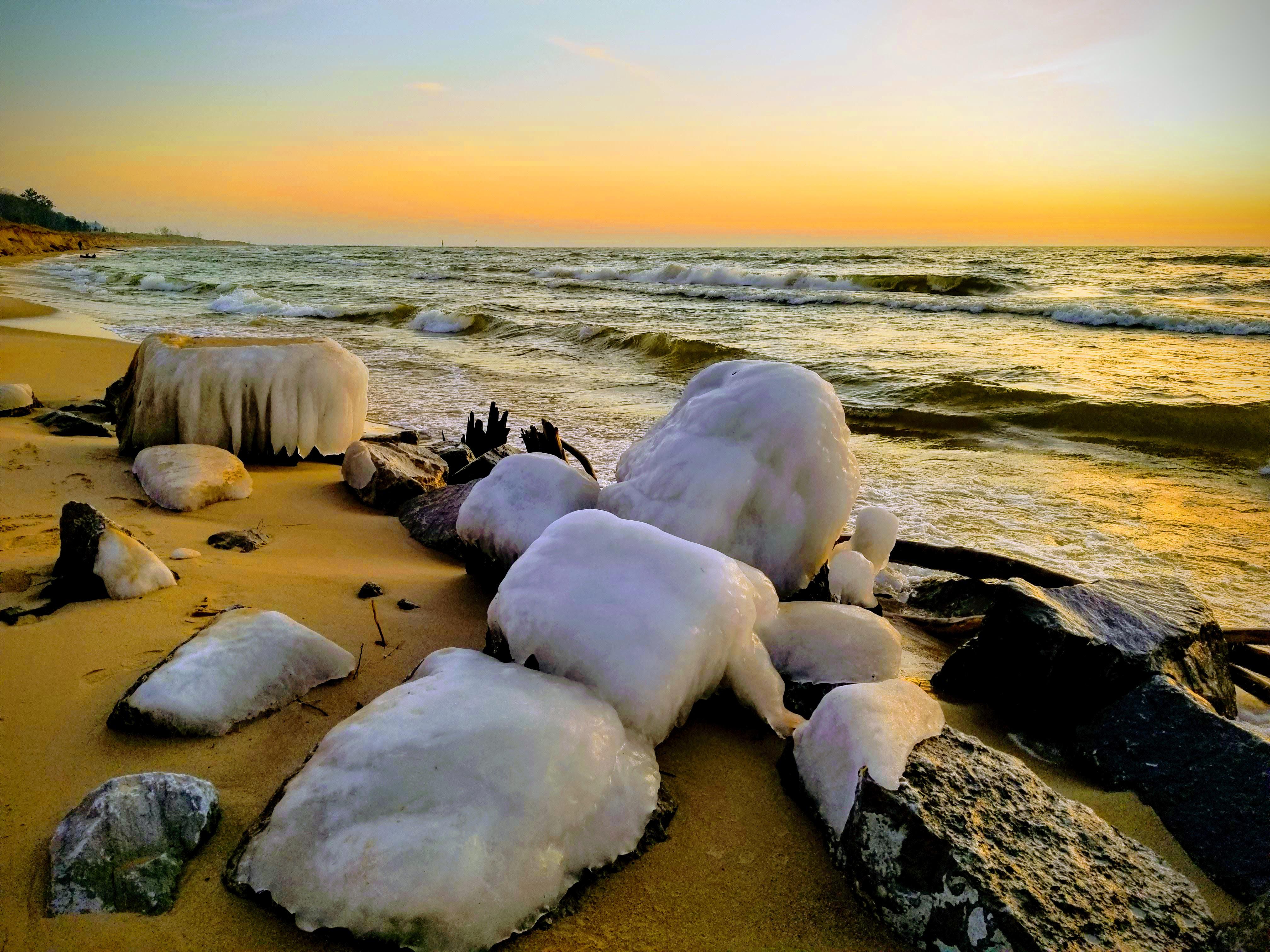 Lake Michigan Beach in Montague, Mi [4032x3024] [OC] r/EarthPorn