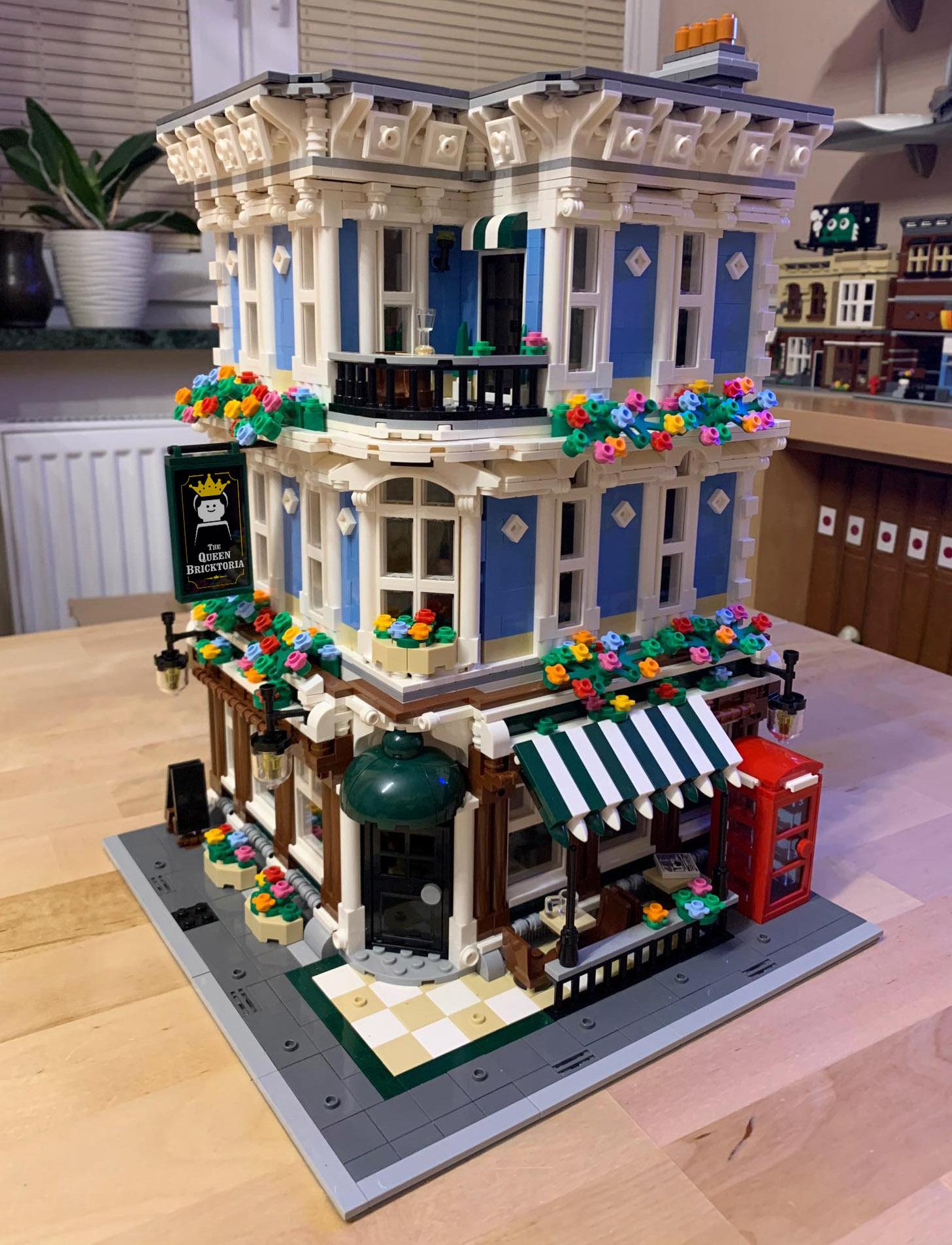 "The Queen Bricktoria". Here's the brick built version of my modular