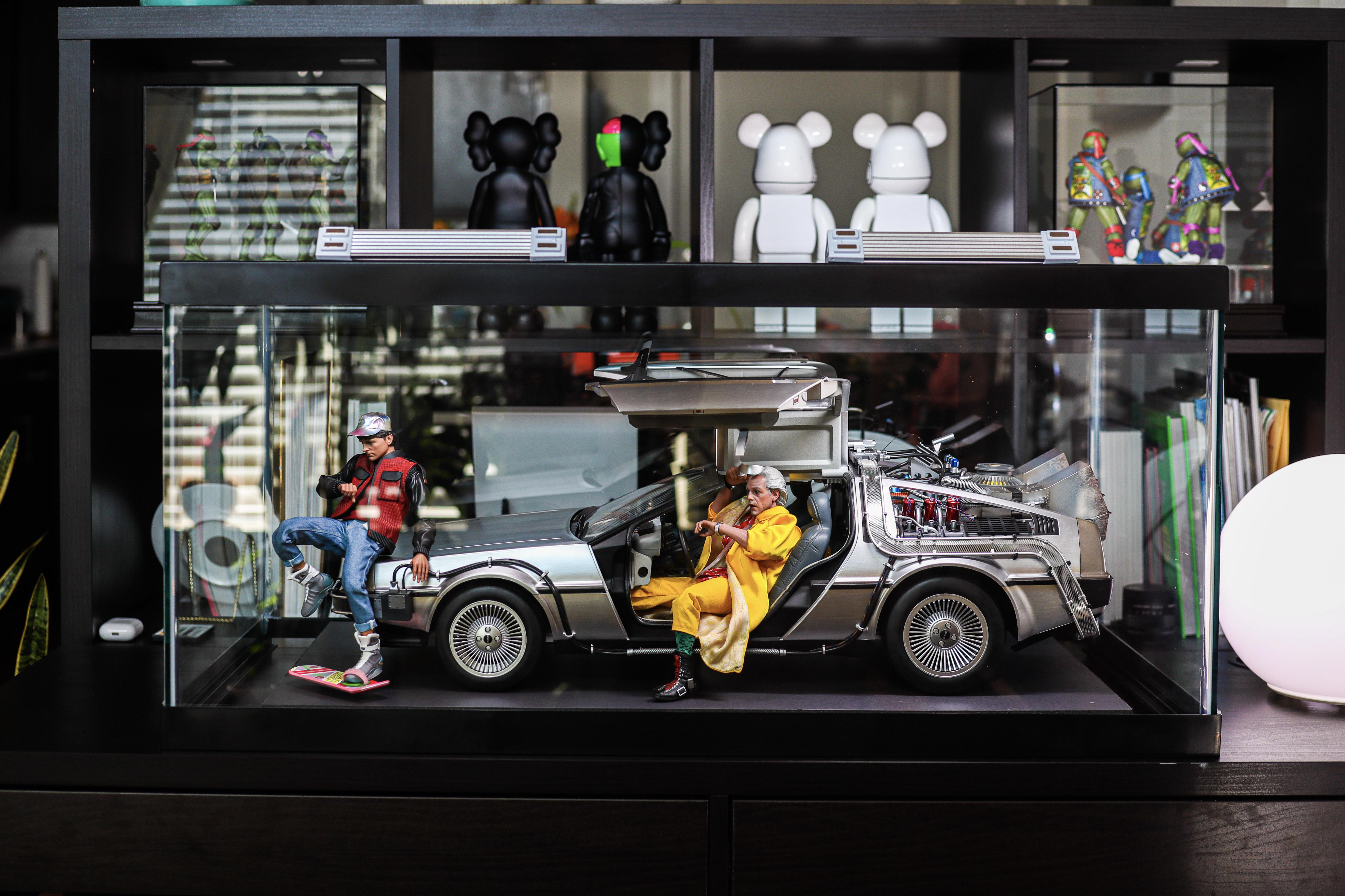Ended up using a fish tank for the delorean display case r/hottoys