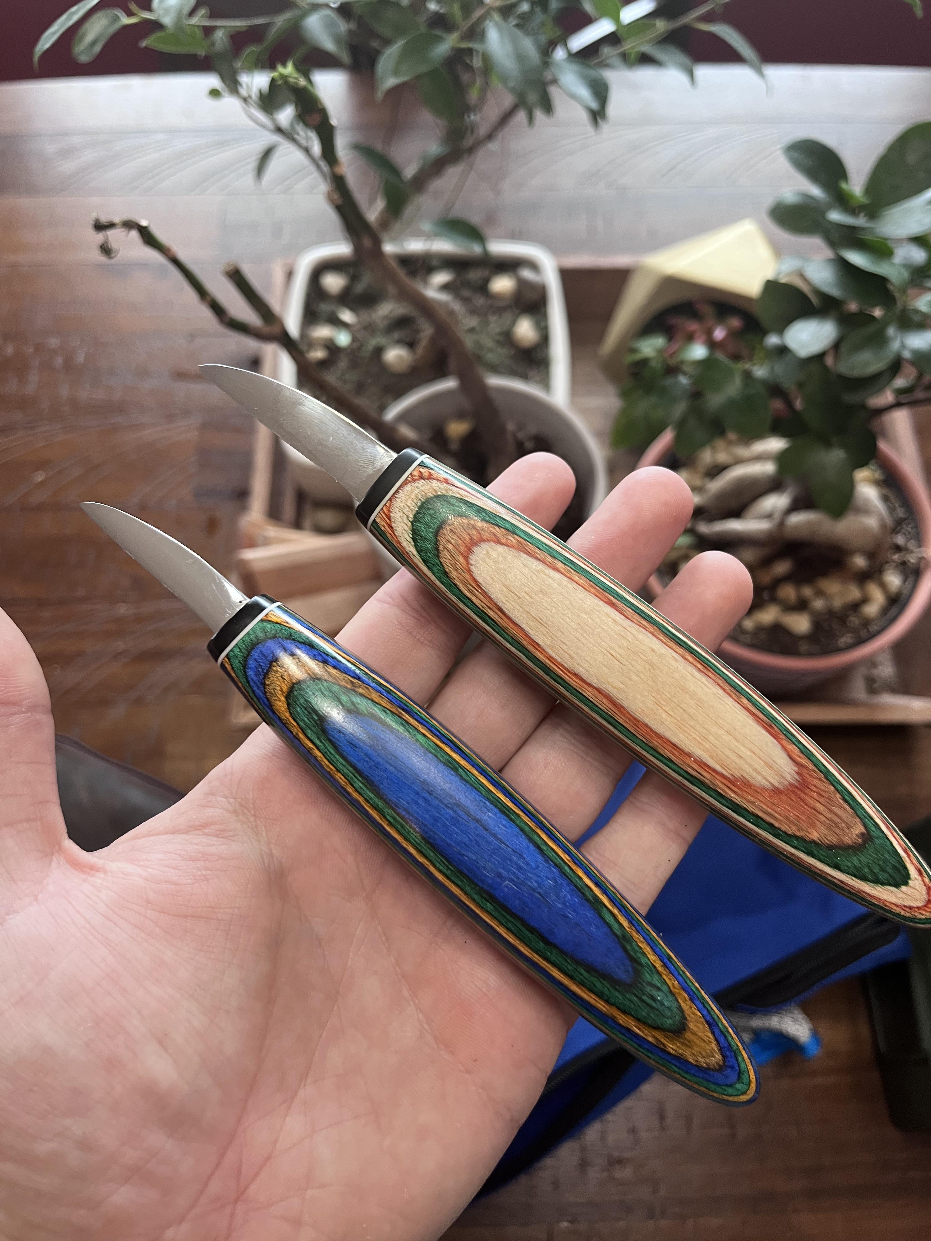 As promised, here are the two Helvie knives I purchased in their flash