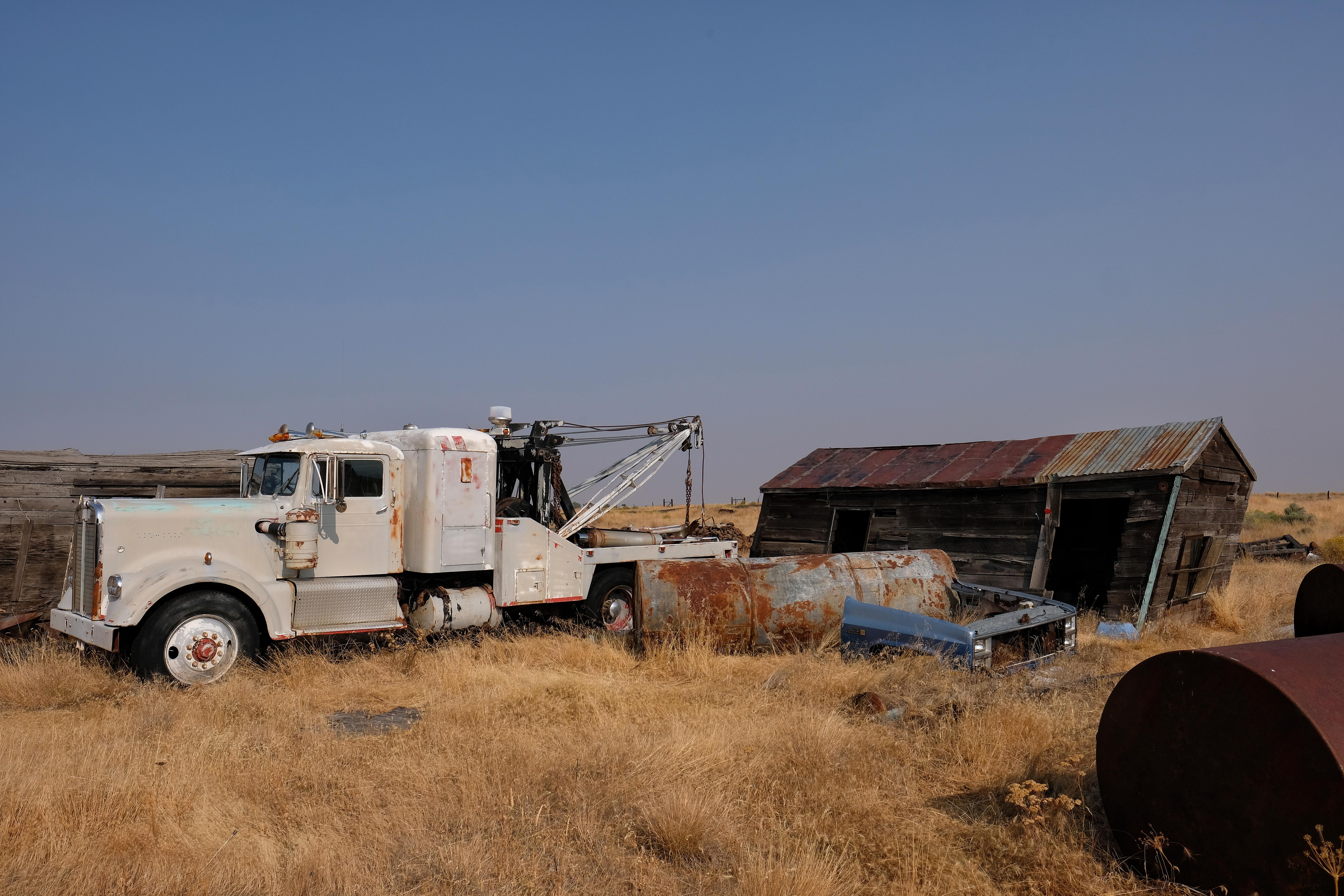Tow truck sits in a field in Eastern Oregon [6000x4000][oc] r
