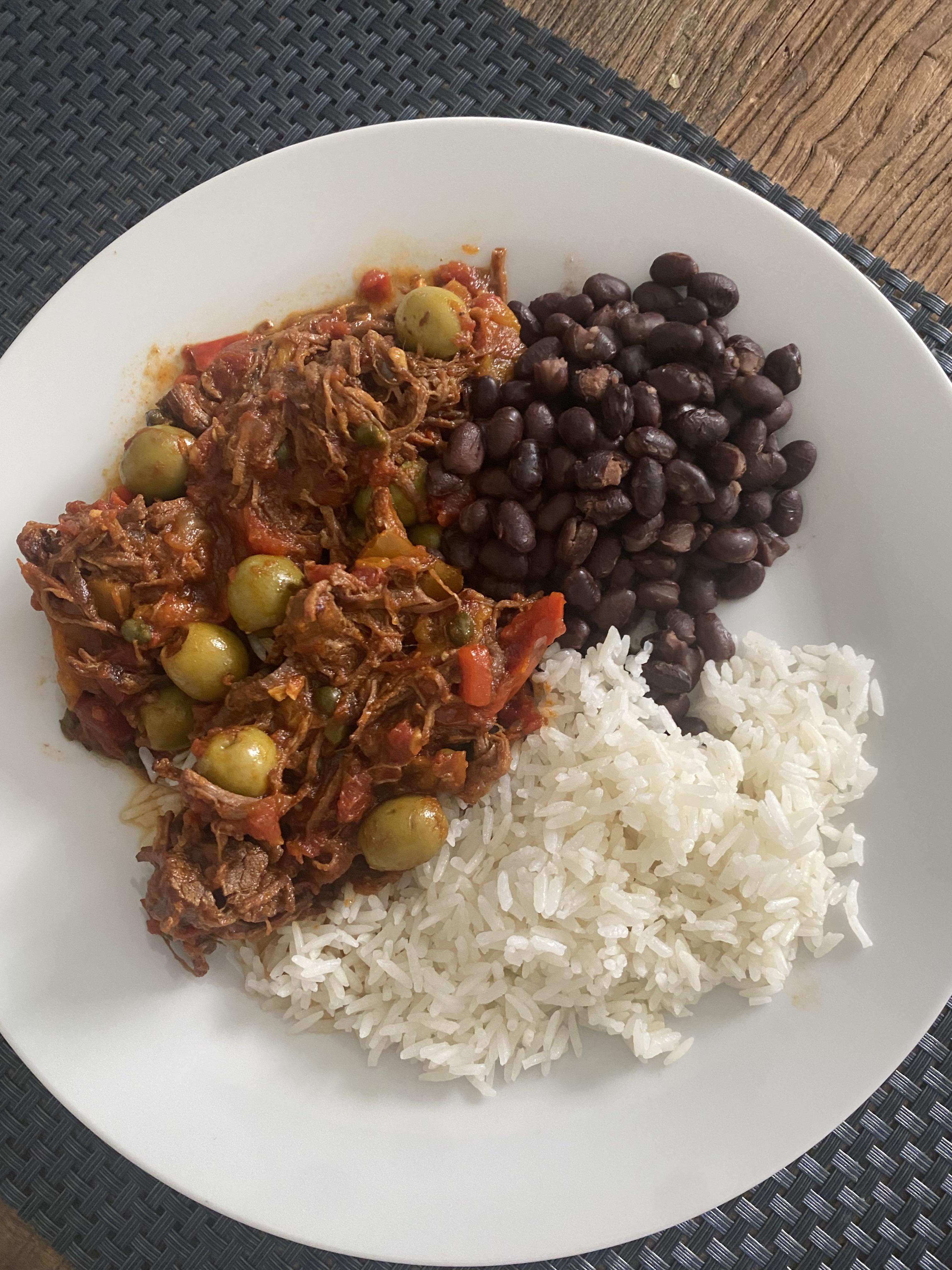 [Homemade] Ropa Vieja with white rice and black beans r/food