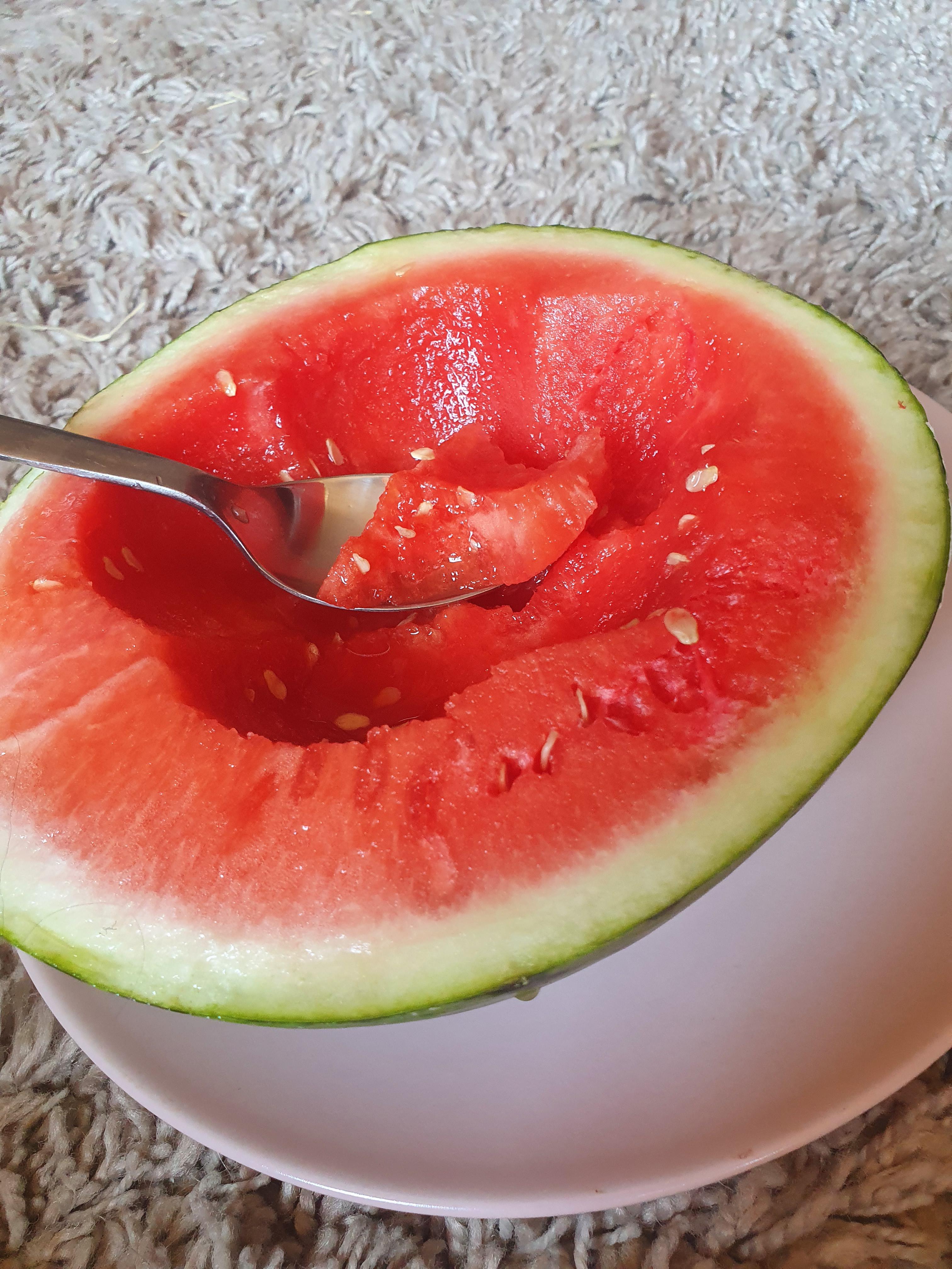half a watermelon as a meal, 1kg= 300 kcal r/Volumeeating