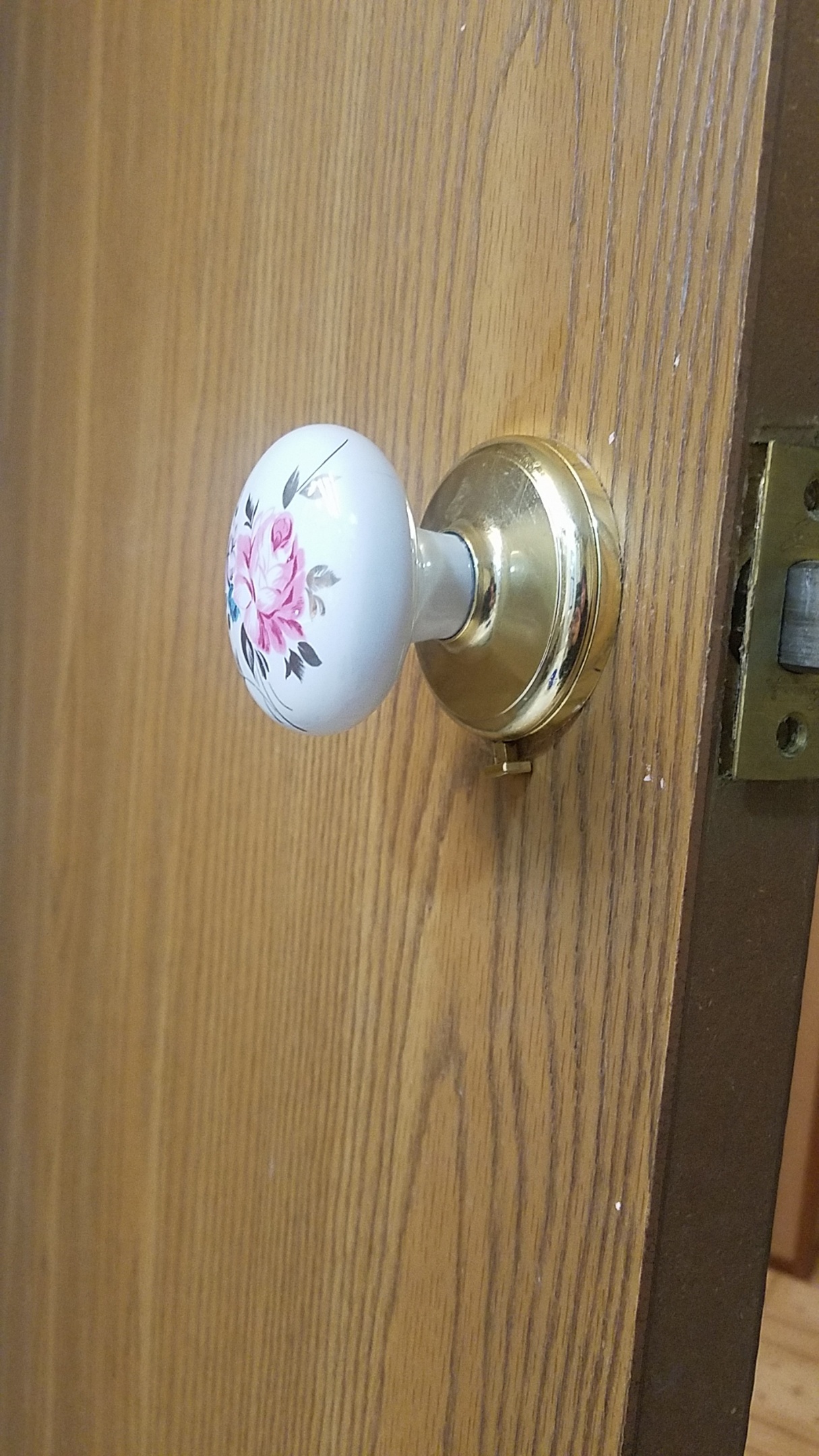 anyone know how to remove this ancient door knob? there are no screws