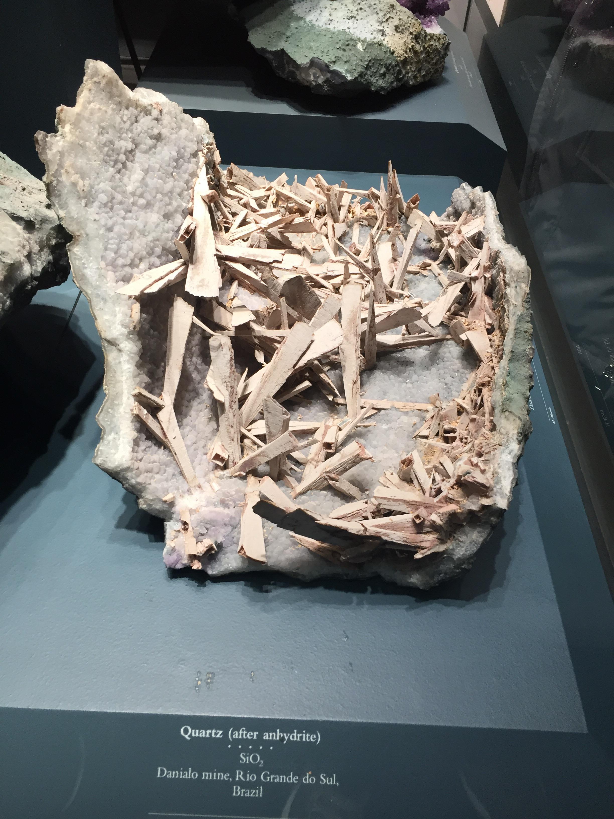 Quartz that looks like wood in DC’s science museum r/mildlyinteresting