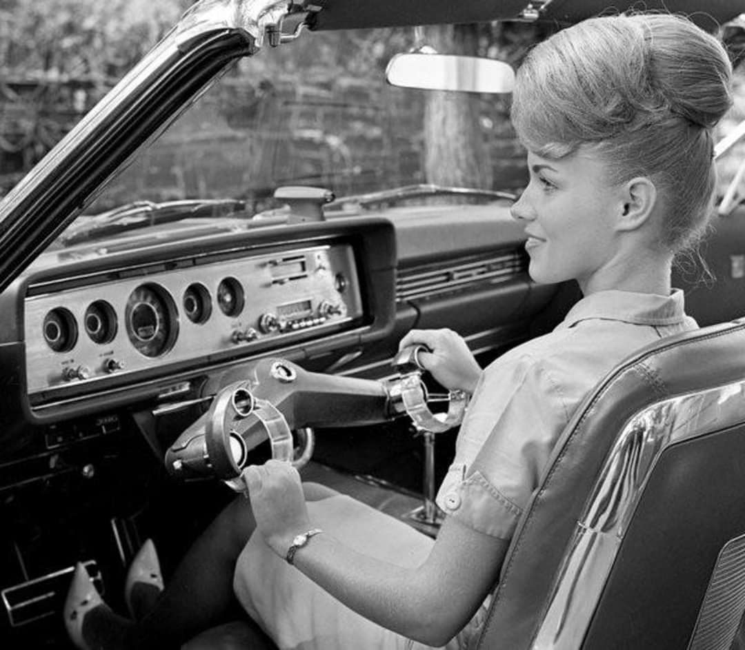 Weird Steering Wheel In 1964, Ford tested an experimental “WristTwist