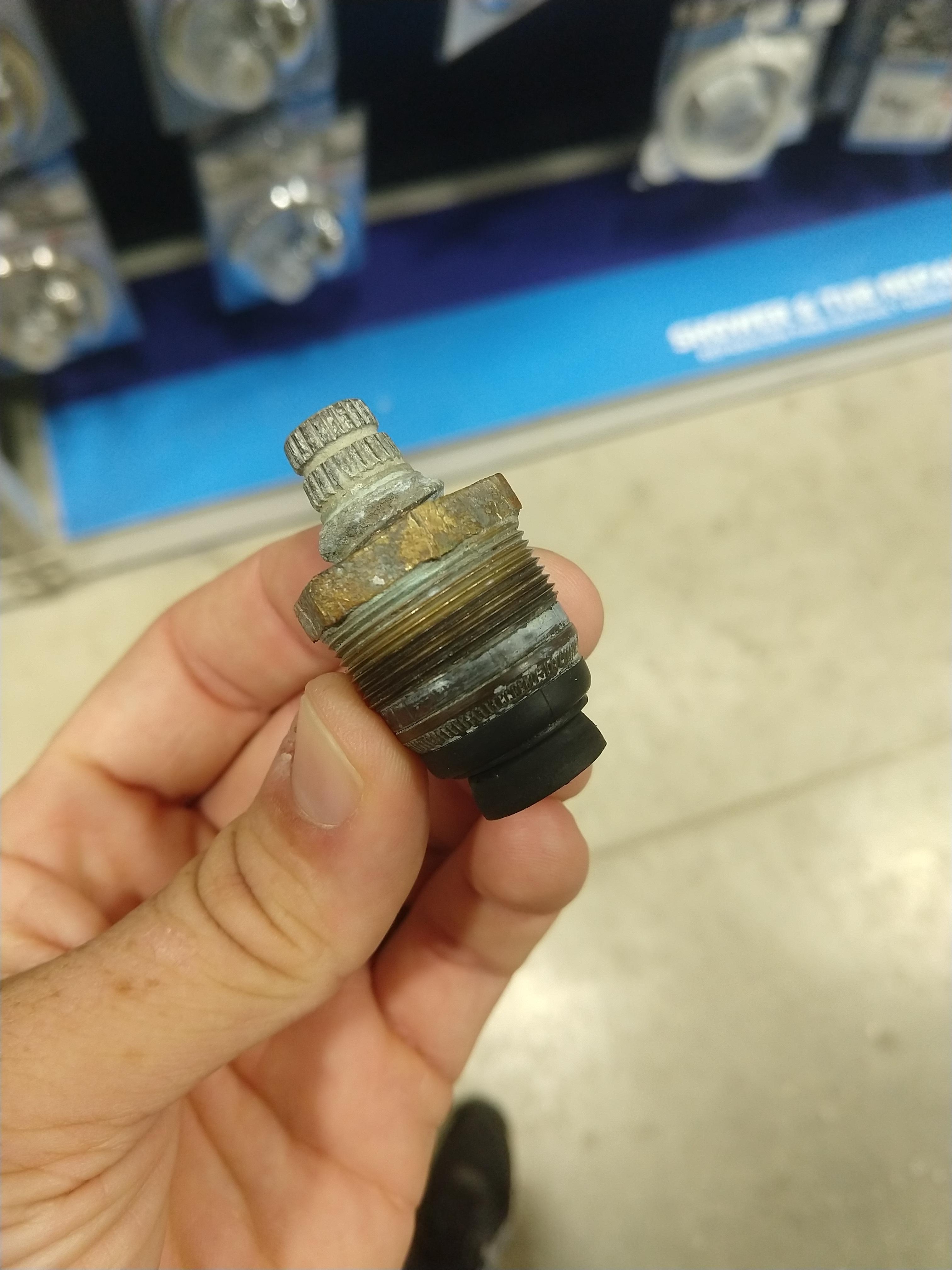 Need help identifying this stem from my bathtub. : r/Plumbing