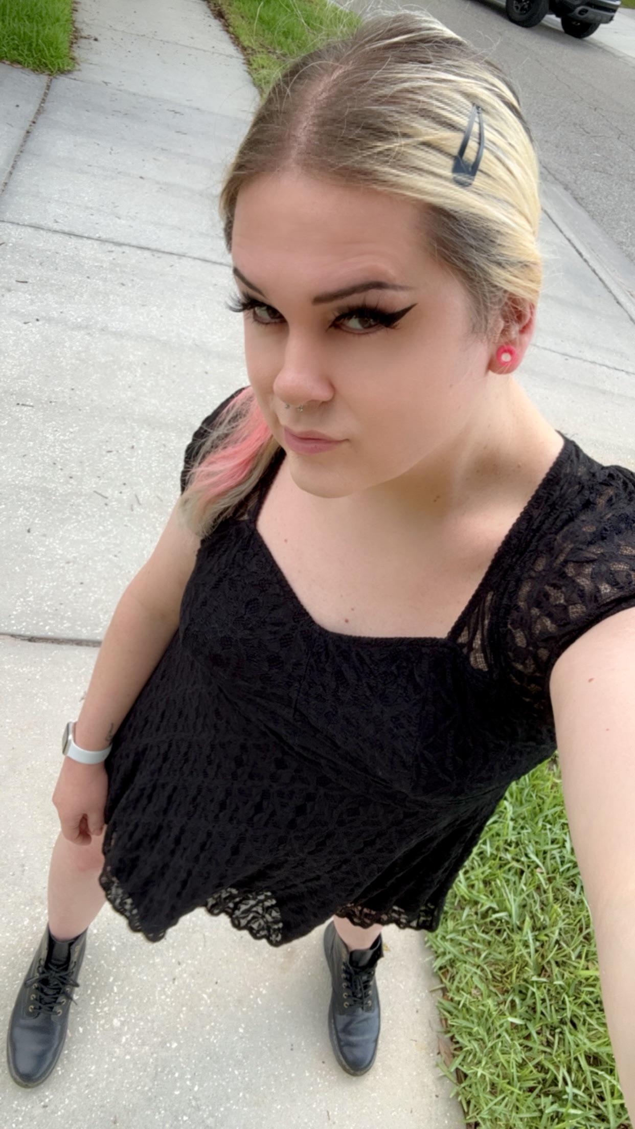 your goth mommy is melting in the sun down here in florida 🫣 : TransLater