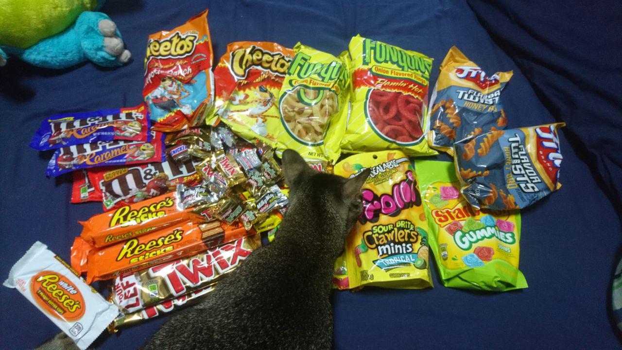 Some awesome US snacks from /u/helpakidgrow r/snackexchange