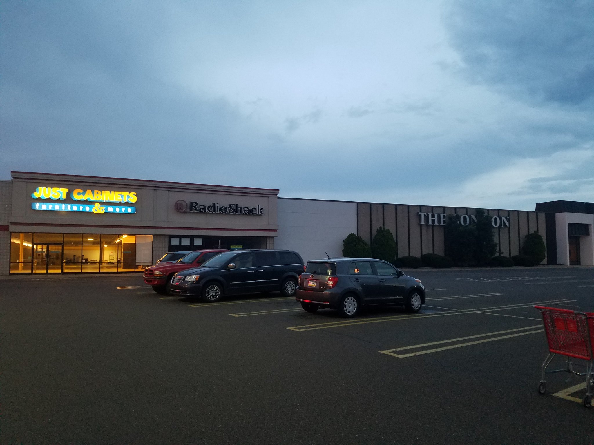 Dead half of a Quakertown, PA shopping center, taken at night r/AbandonedPorn