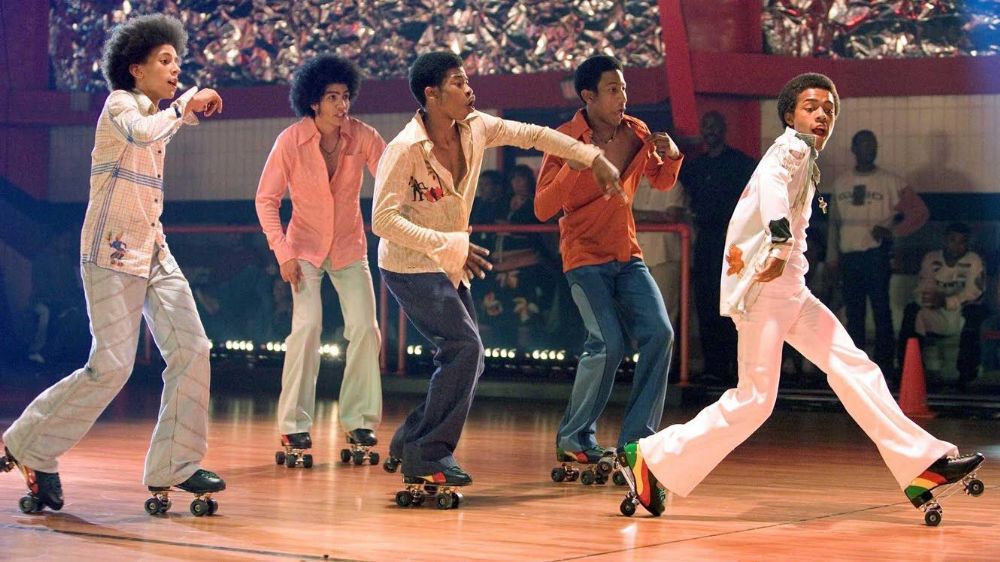 5 black teens skating at a disco roller rink, 1978. r/OldSchoolCool