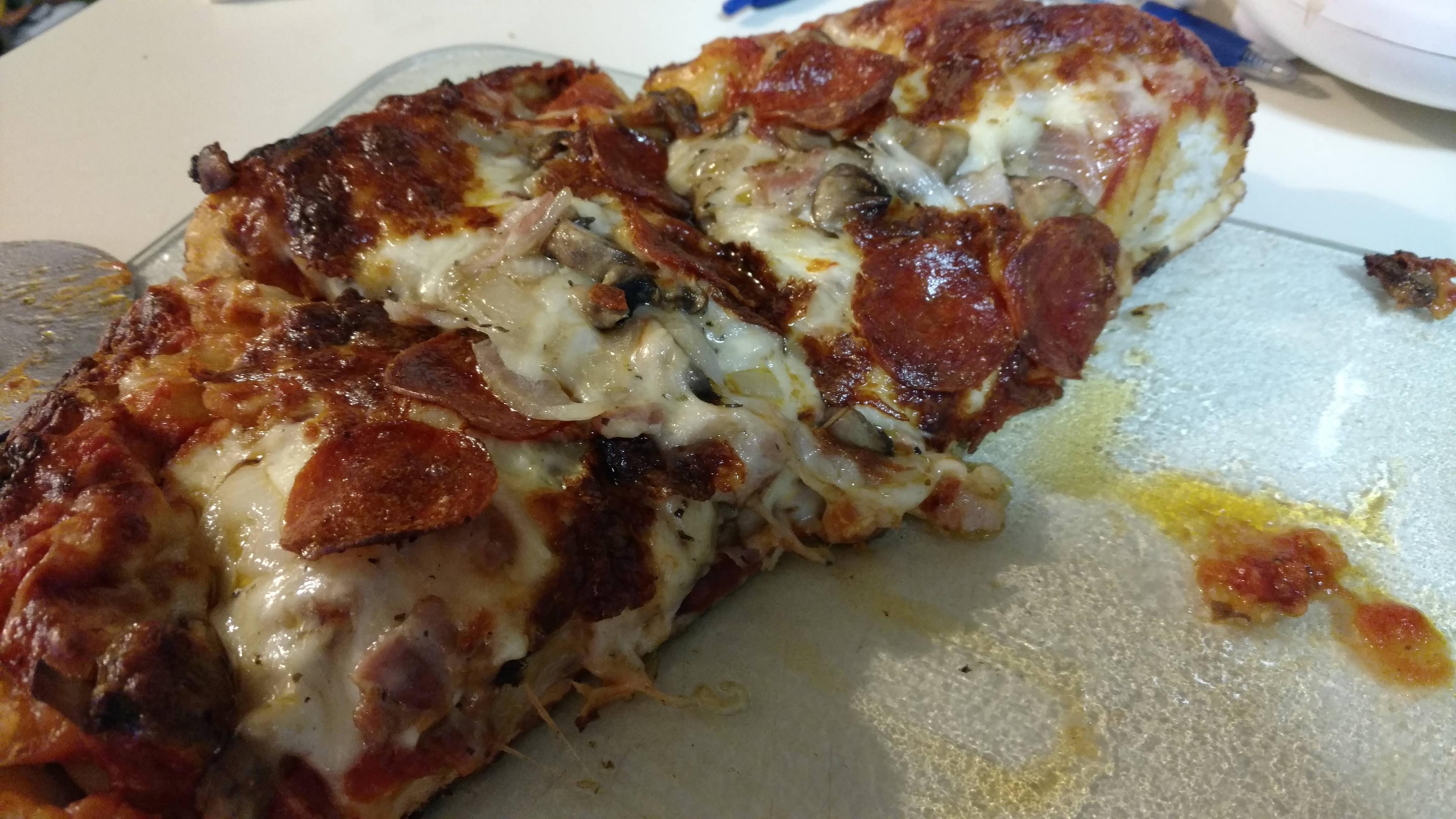 [Homemade] Cast Iron Skillet Pizza. r/food