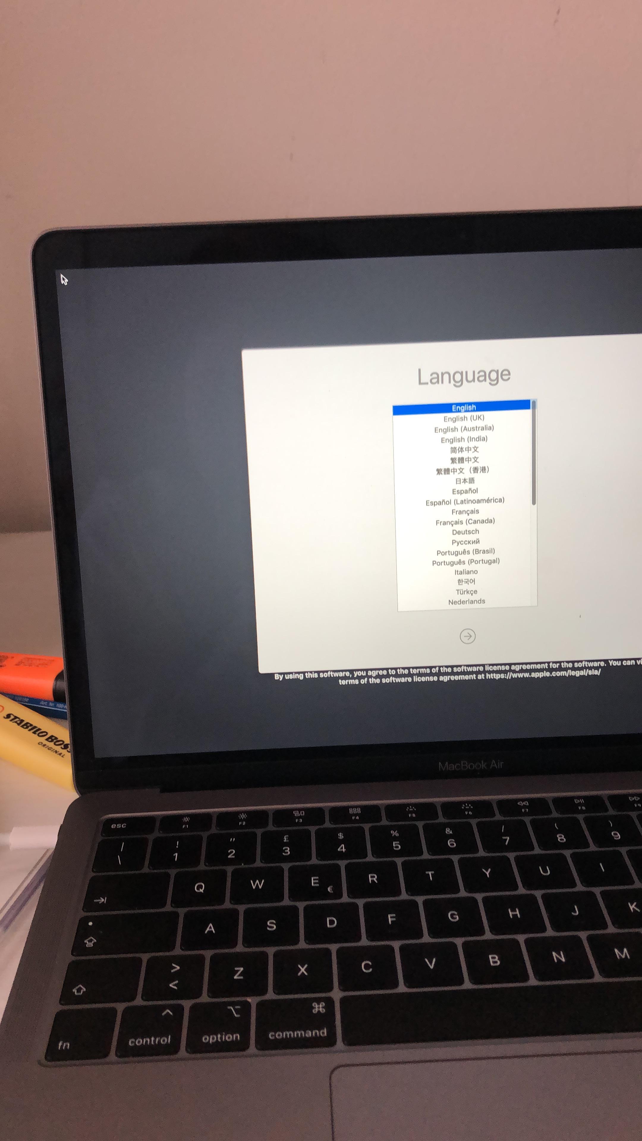 New macbook air blocked on this screen, trackpad and keyboard not
