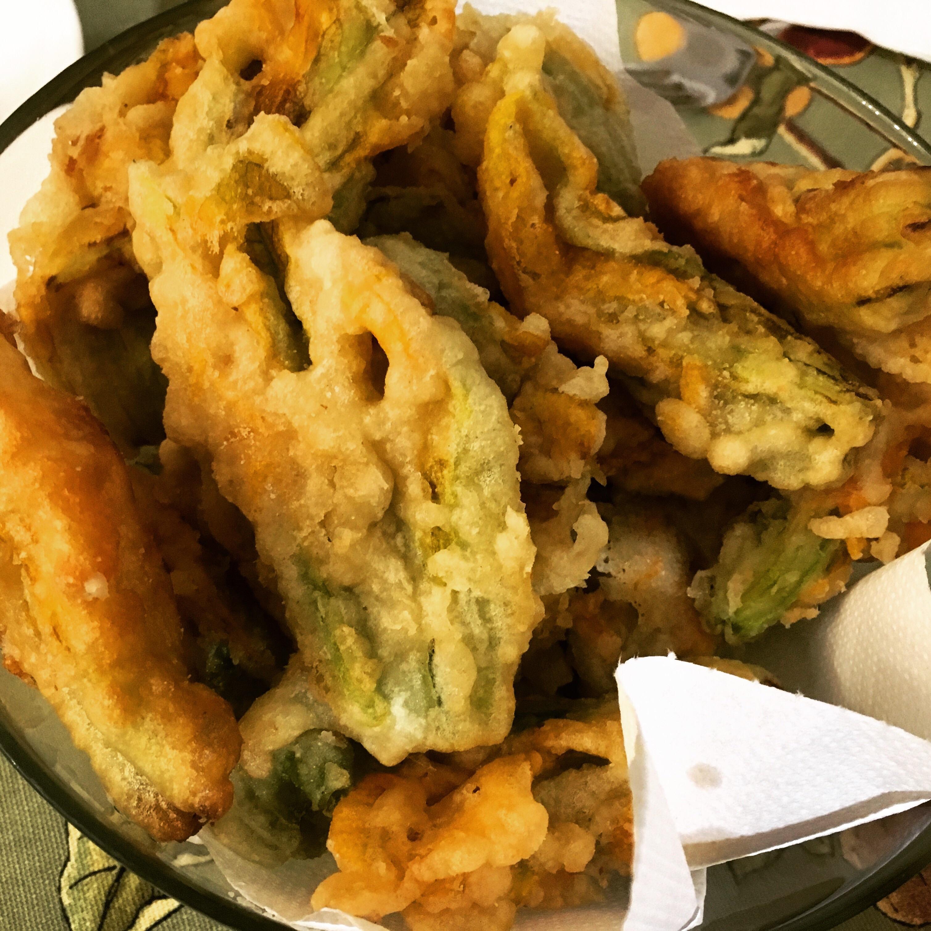 Fried zucchini flowers r/FoodPorn
