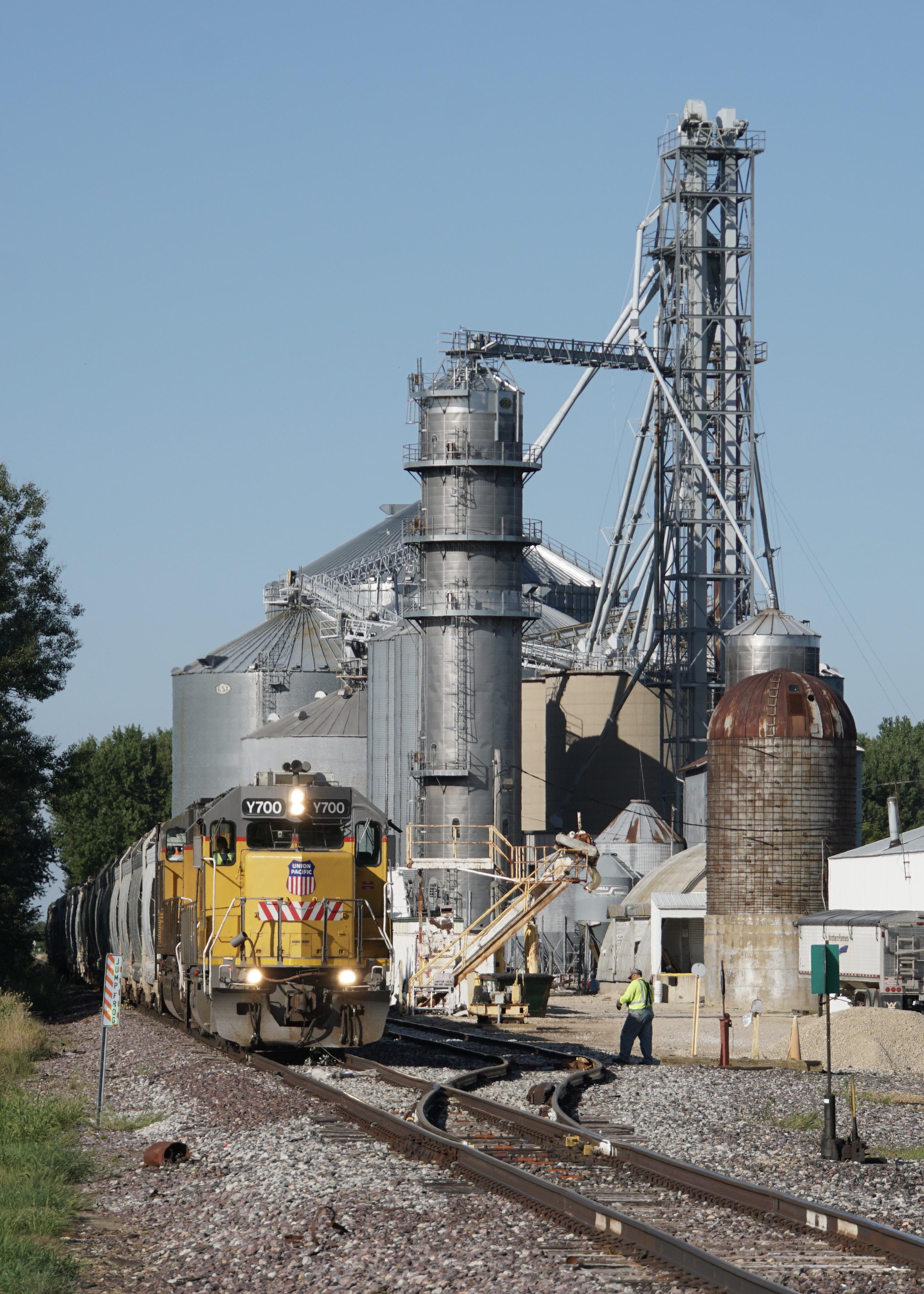 LPJ05, the Troy Grove job, gets ready to set a few hoppers out at one