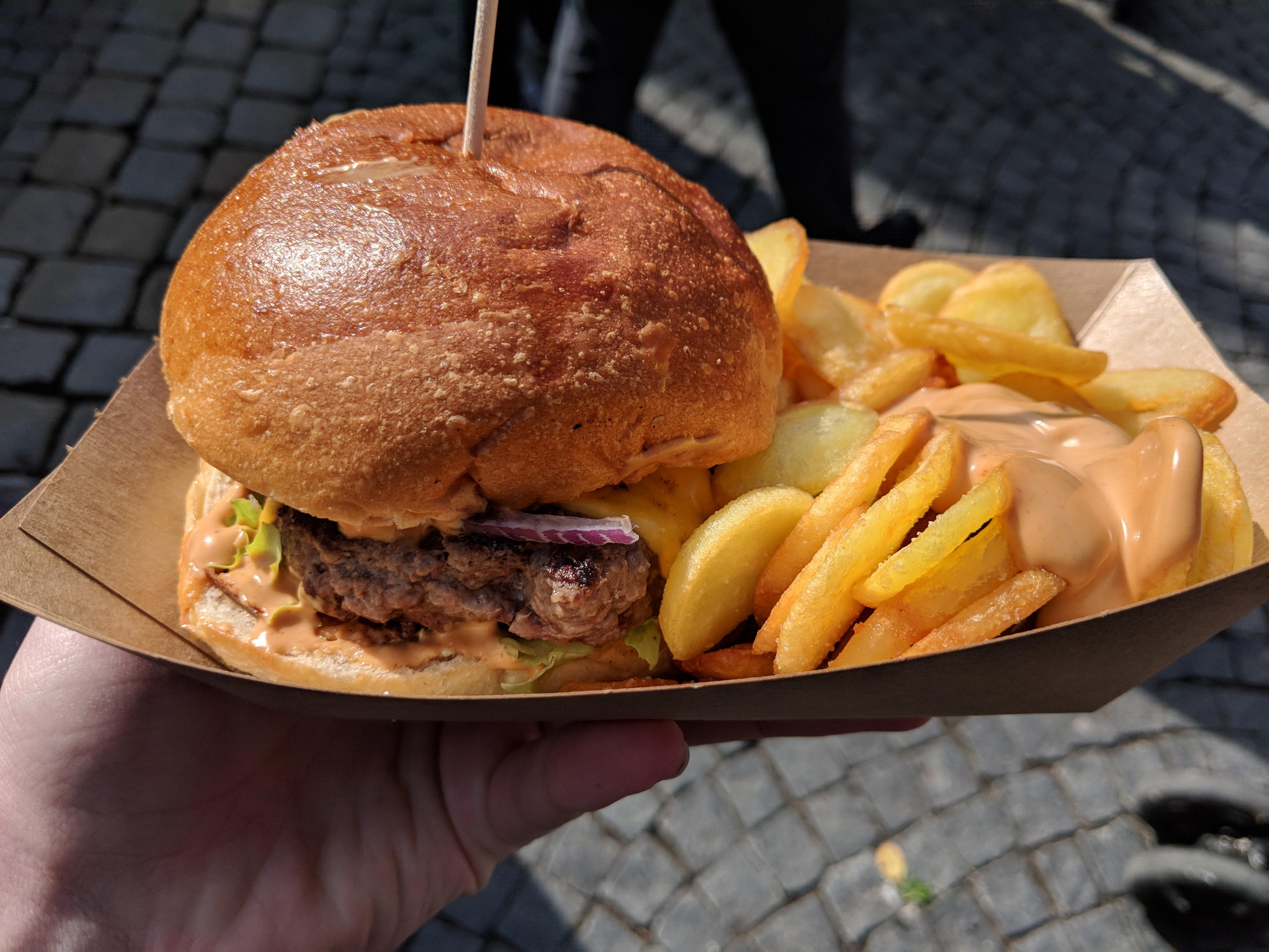 [I ate] German streetfood Cheeseburger with deep fried potato chips r