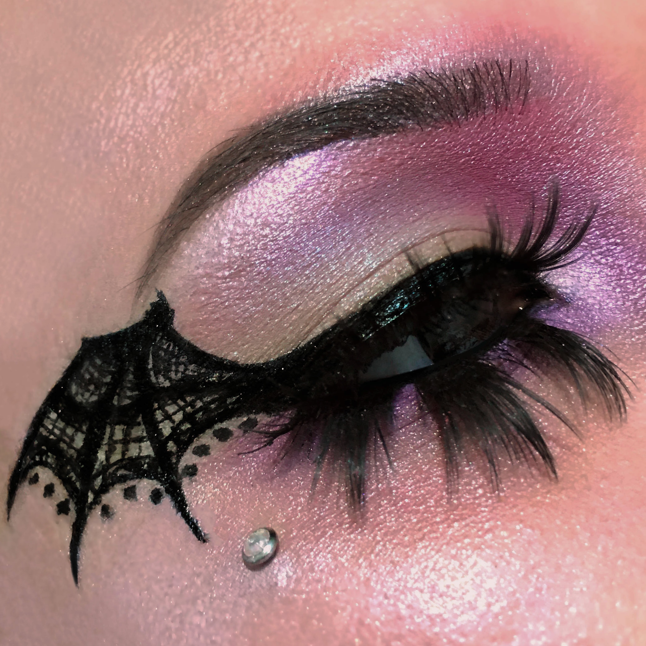 I wanted to do a bat eyeliner and thought "why not a lace wing" and