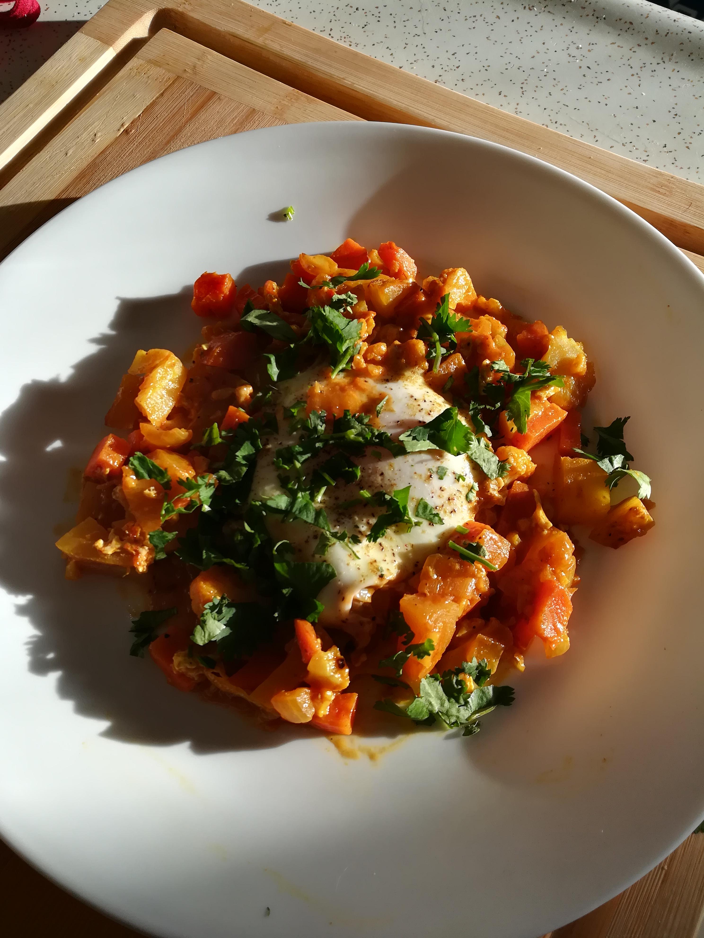Veggie curry hash with an egg 264 calories ) r/1200isplenty