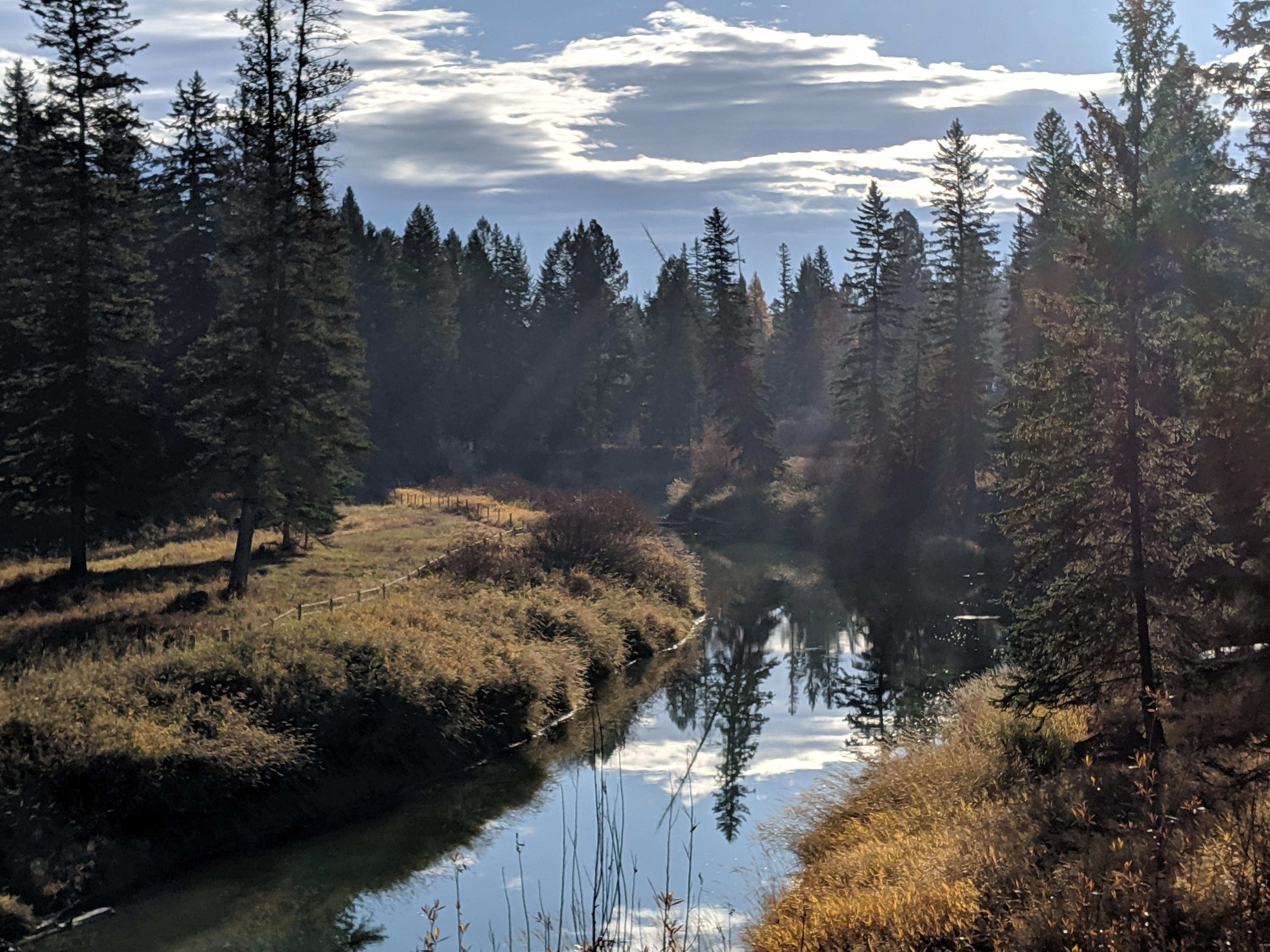 Stillwater River in fall r/Montana