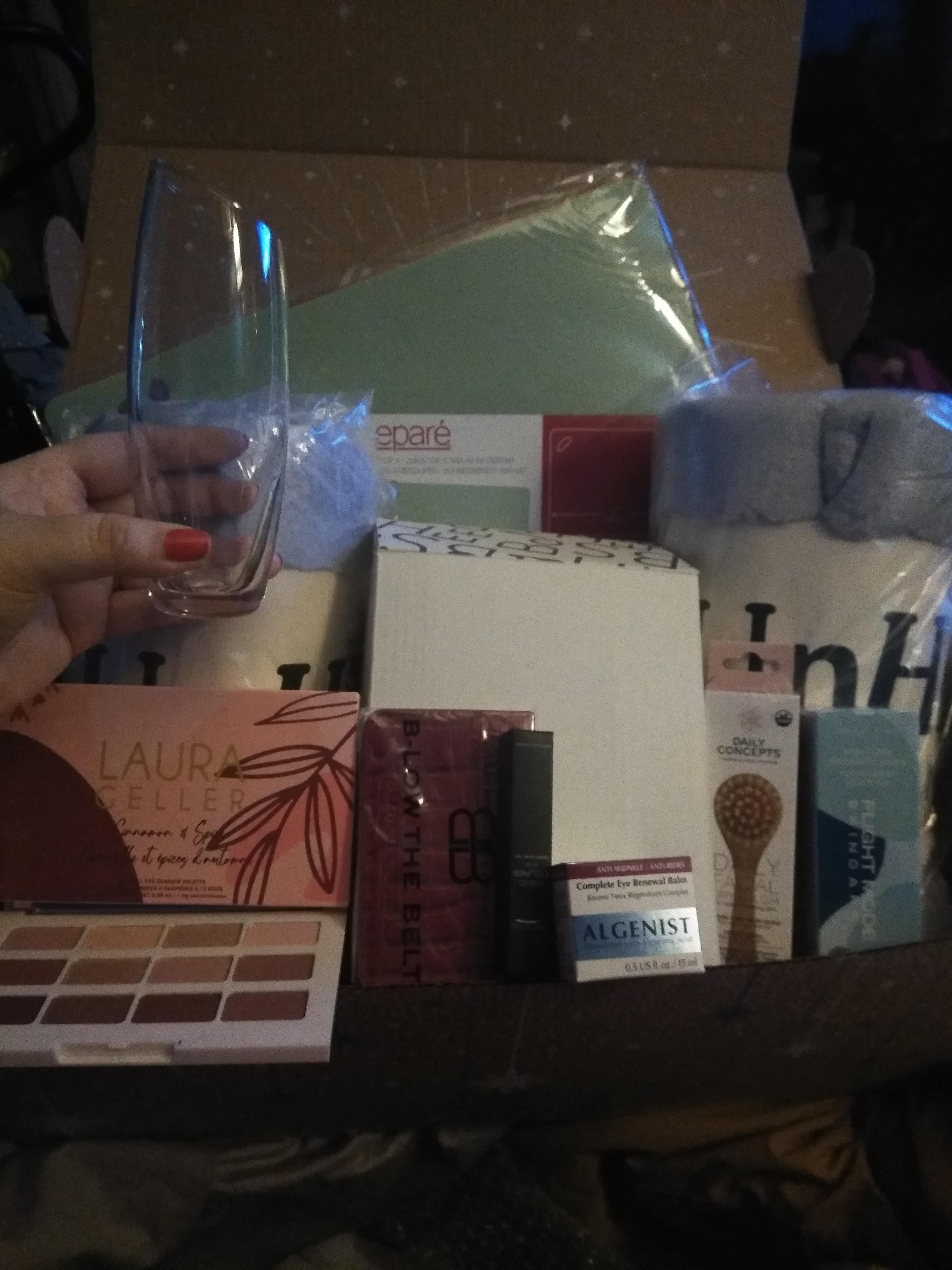 My sister's second box arrived today. It's the box that offered 2