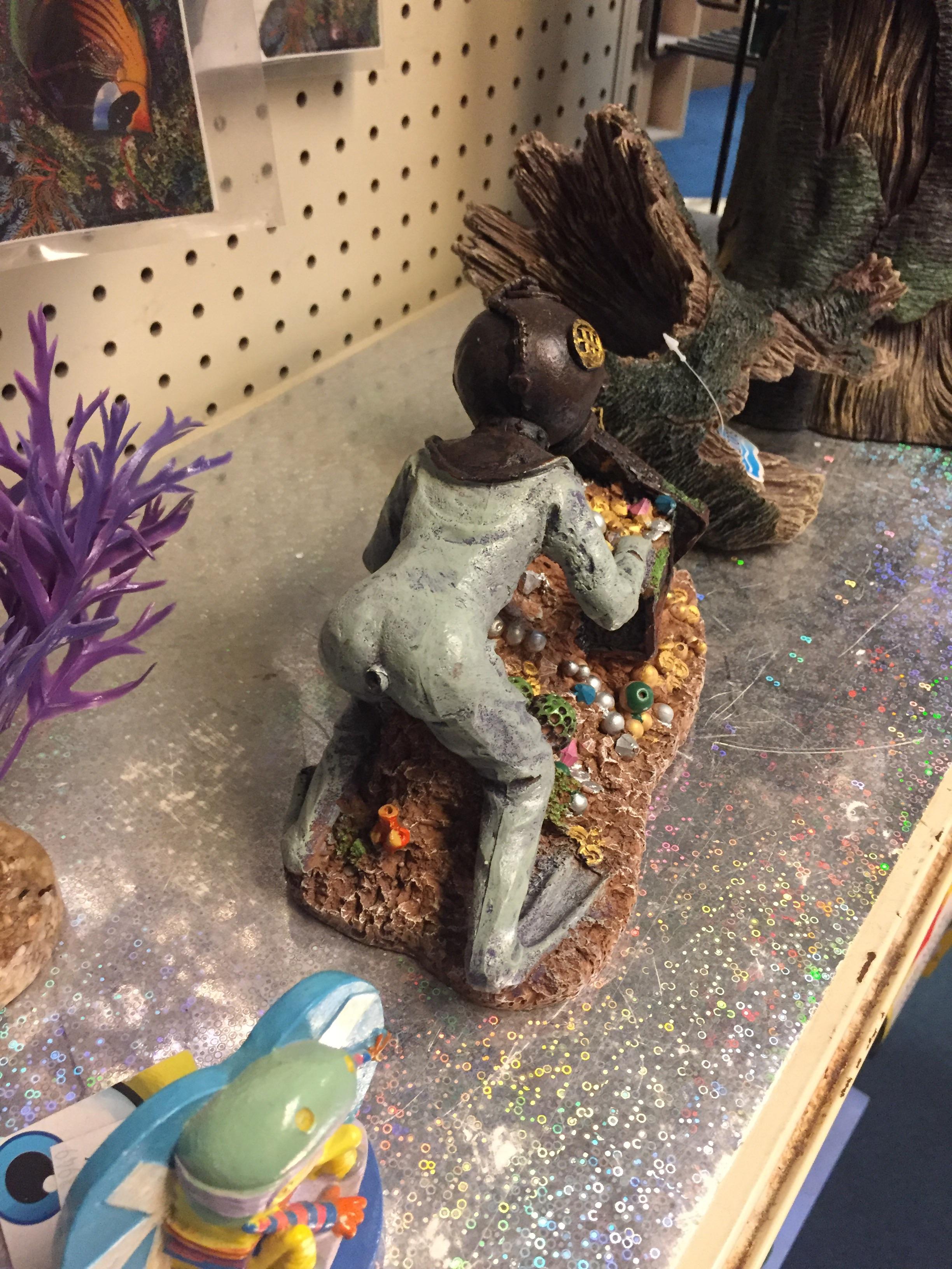 This Scuba Diver FishTank Ornament r/CrappyDesign
