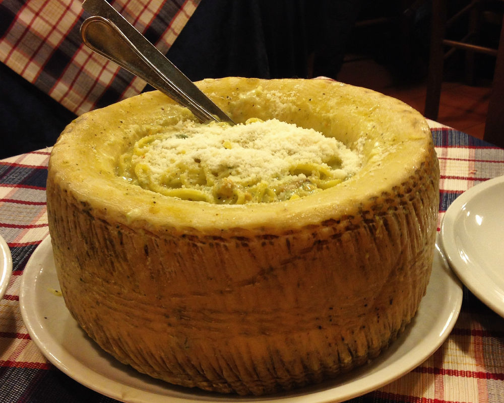 Spaghetti with pepper and pecorino cheese inside a wheel of cheese r