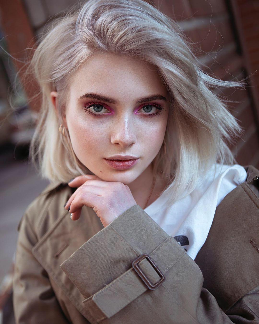 Pale Beauty : PrettyGirls