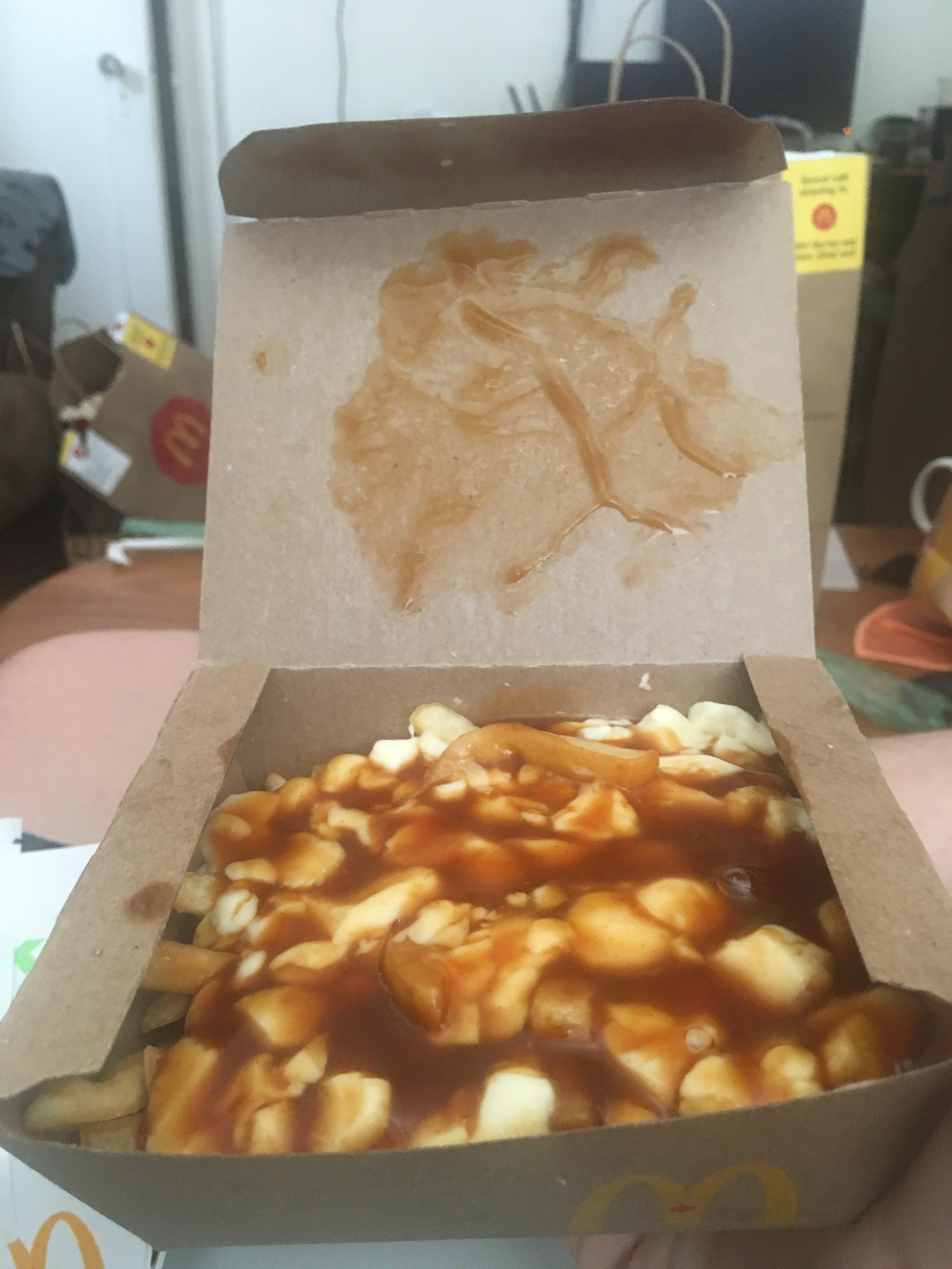 🇨🇦 Ordered poutine with extra gravy and cheese curds with my McDonald’s order for dinner,, to