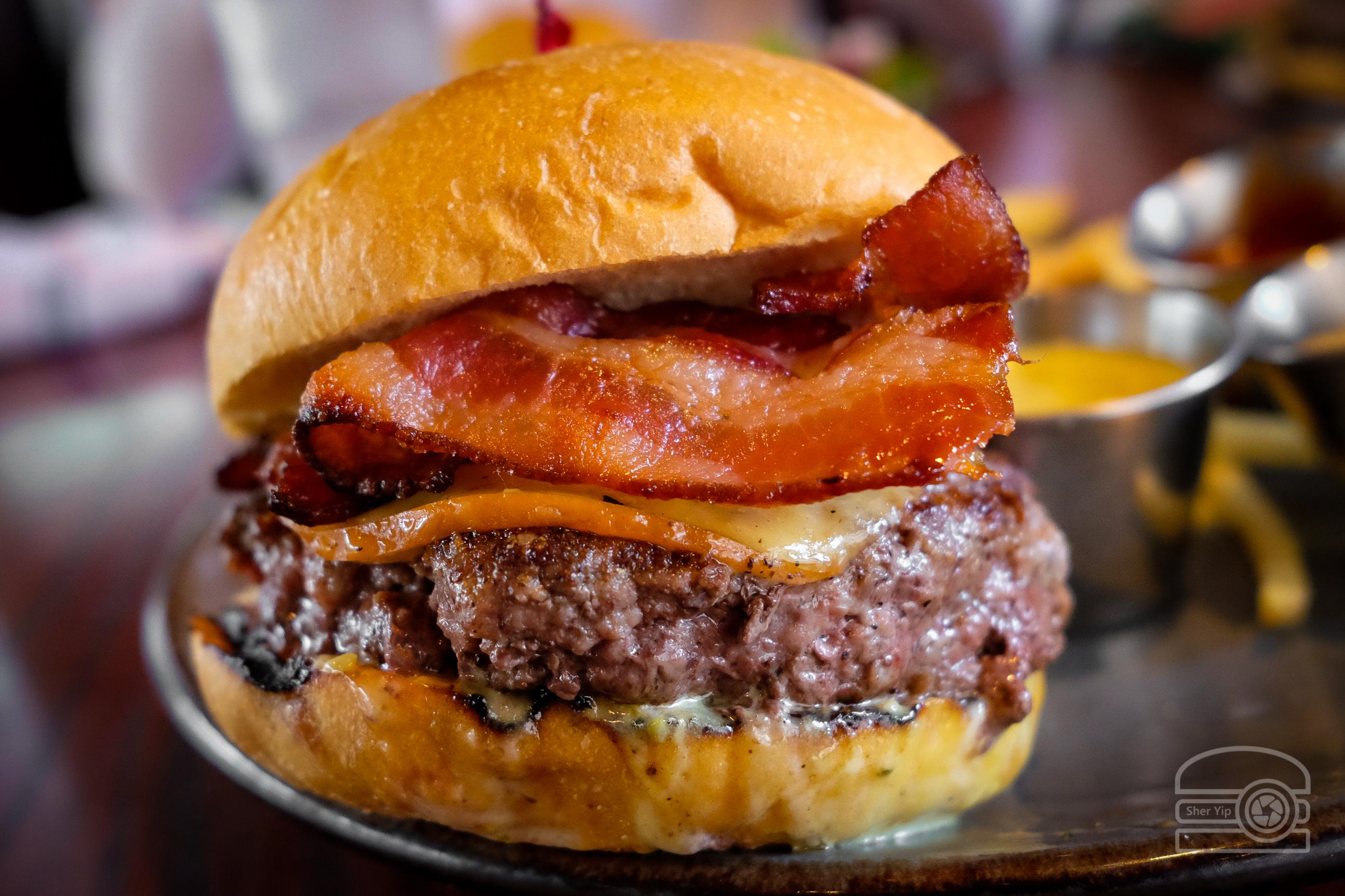 Burger w/ smoked Gouda, candied bacon, Serrano aioli Table 9