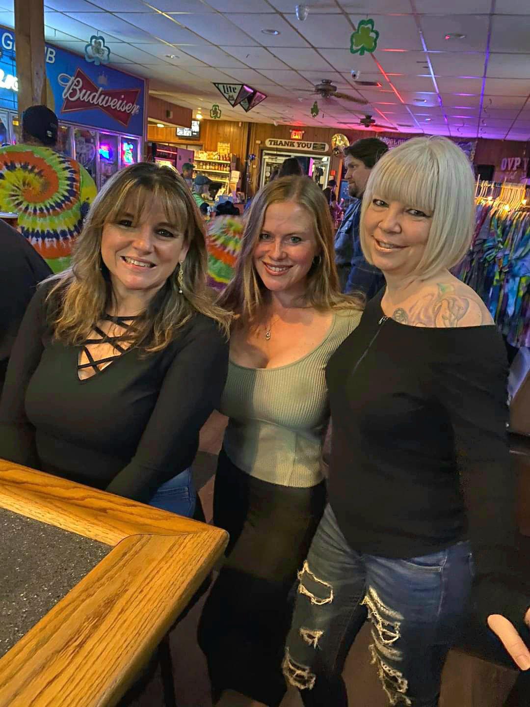Three moms at the bar💯🔥👏👍 : BreastEnvy