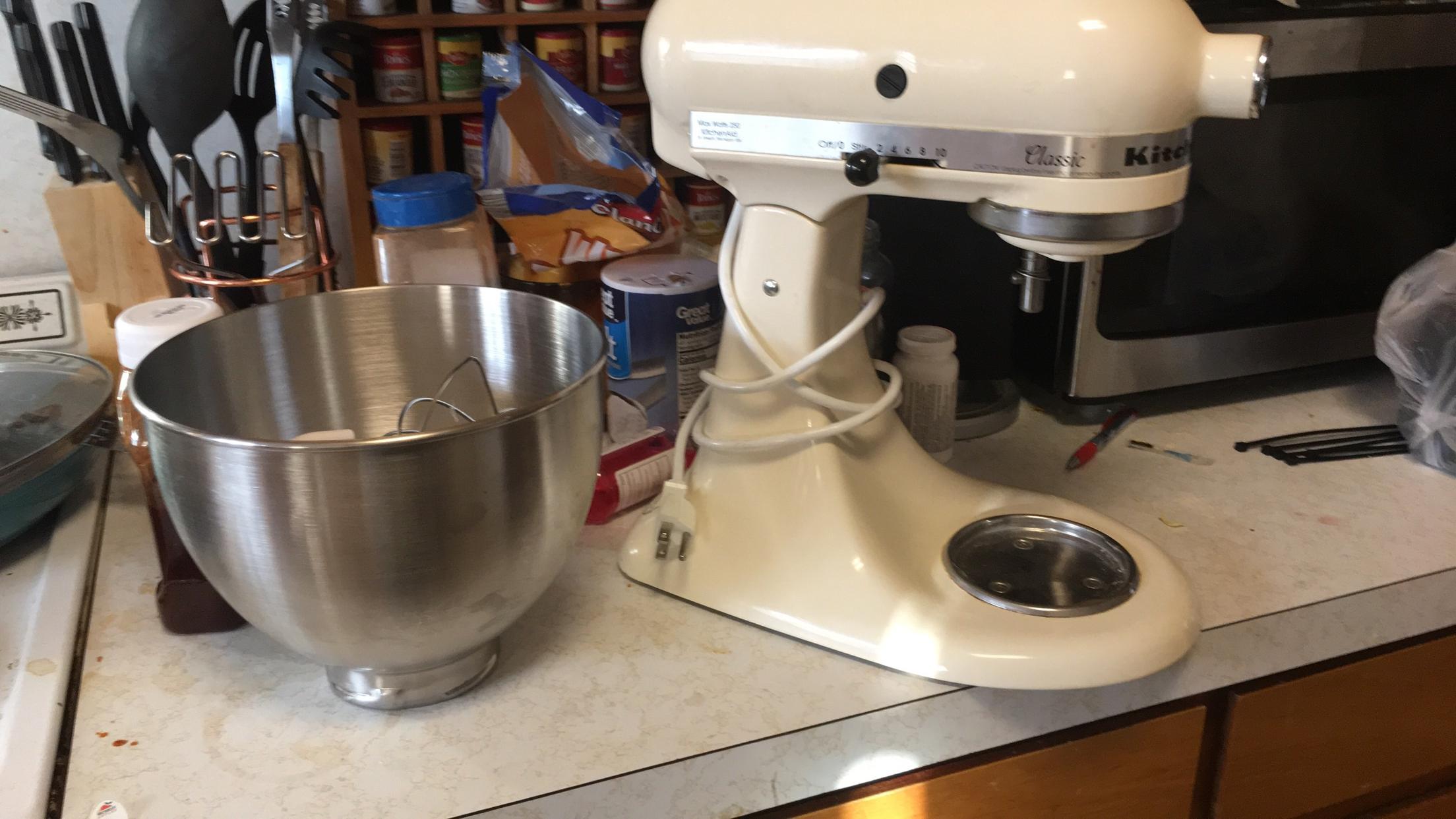 4.5qt stand mixer kitchen aid I stopped the man who was about to donate