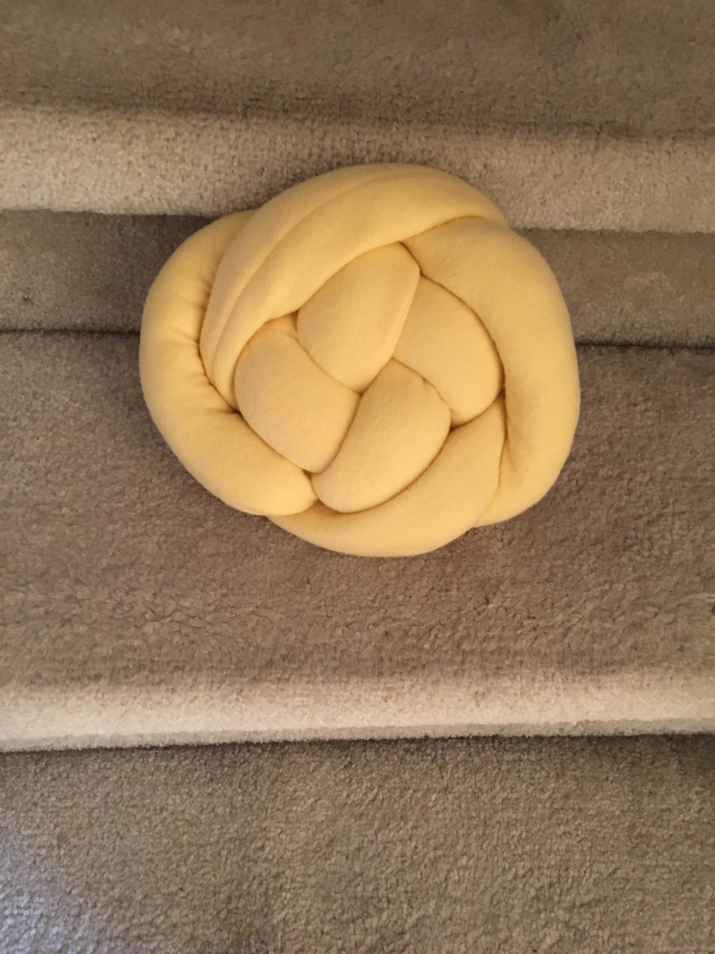 Knot Your Average Pillow r/crafts