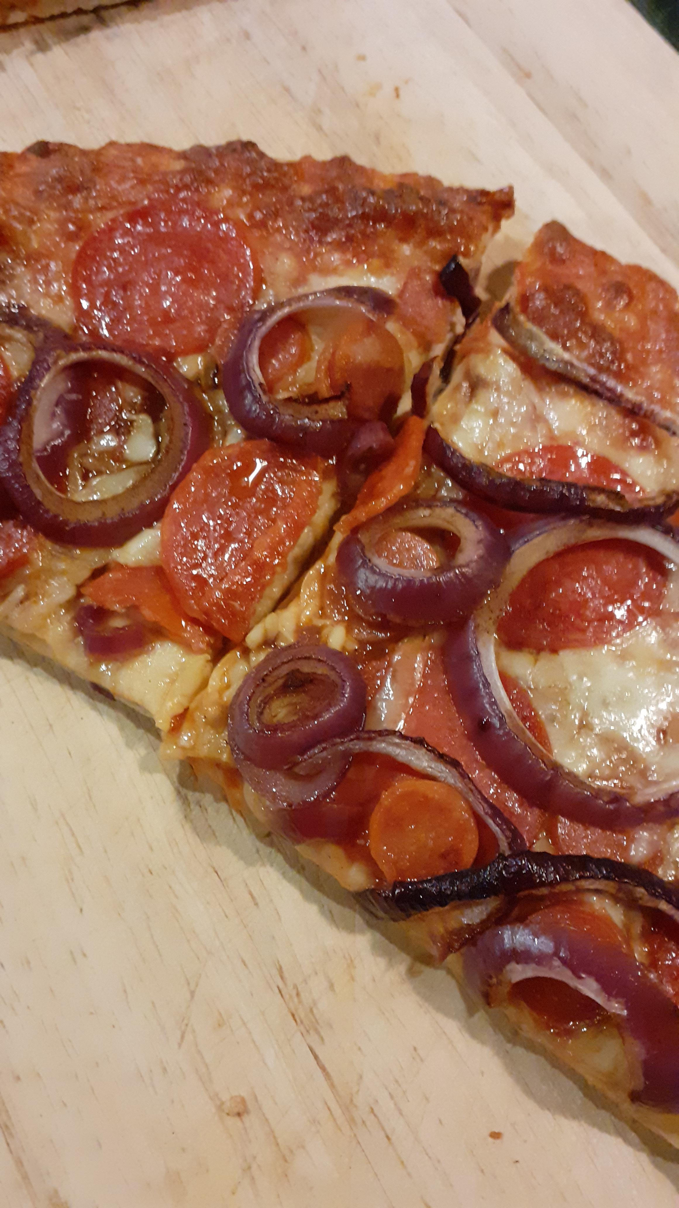 Just threw red onion and worcestershire sauce on this cheap Lidl pizza