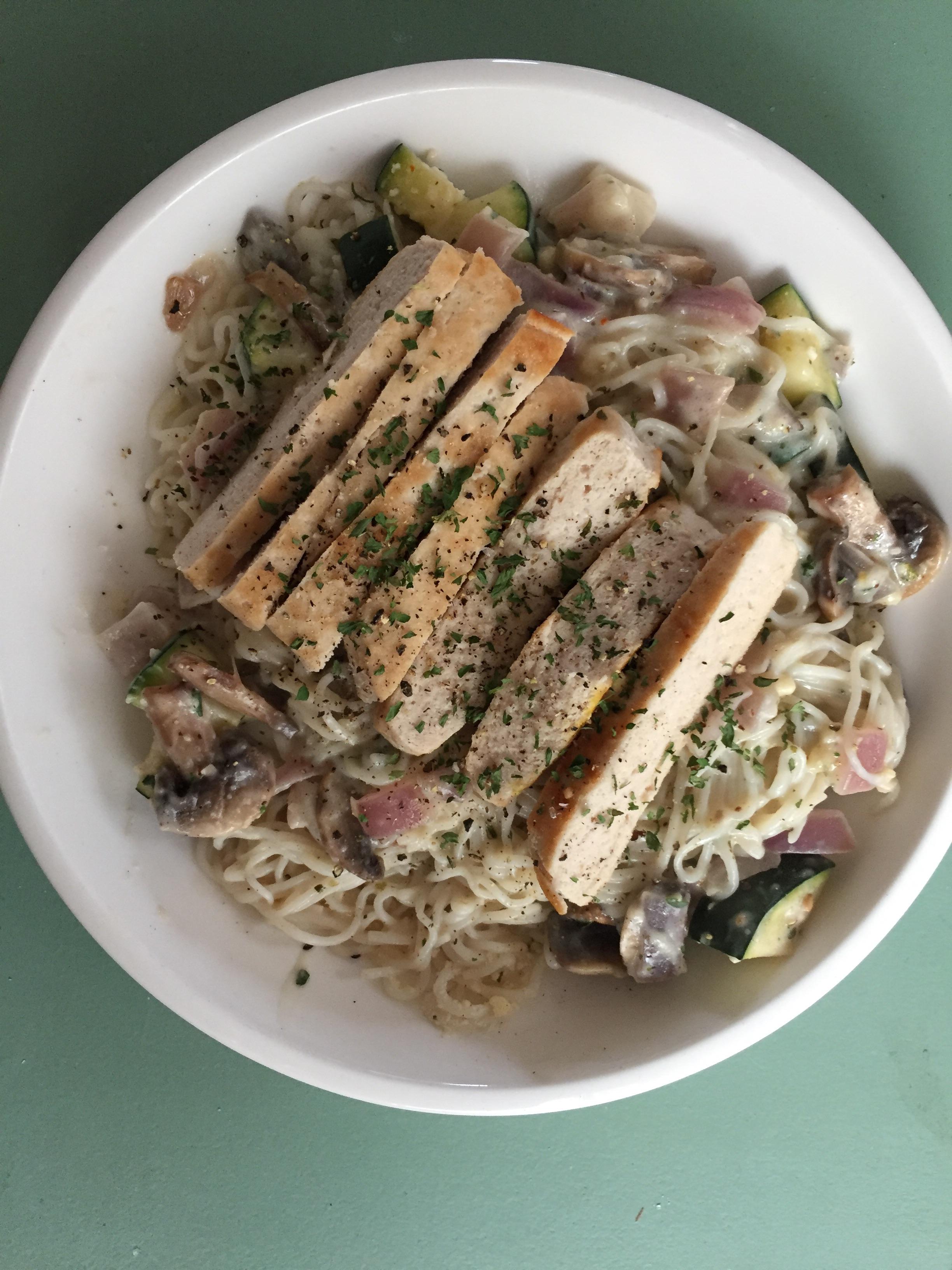 Konjac noodle chicken alfredo... pasta craving = satisfied! (397 cal