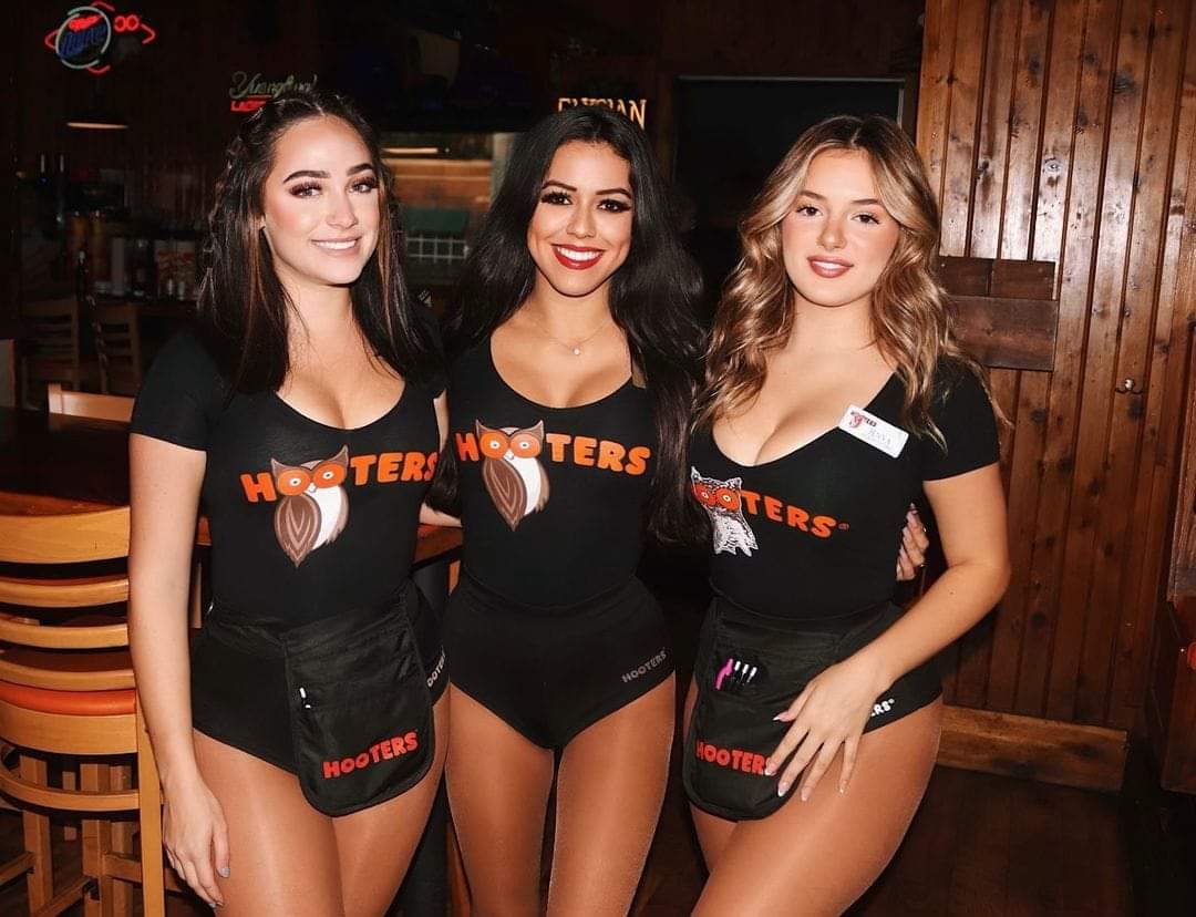 Jenna and co-workers : Hooters_Girls