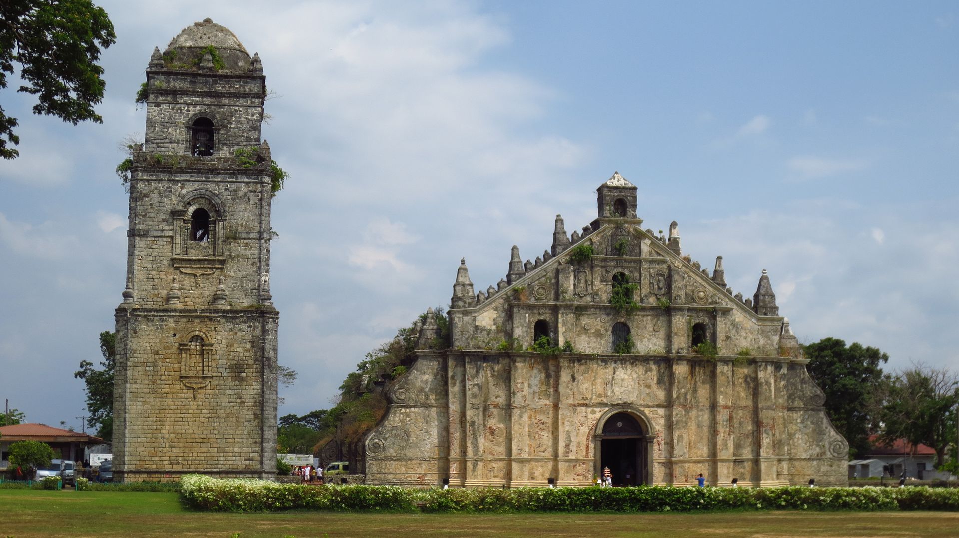 Paoay Church, of the Philippine "Earthquake Baroque" style; Luzón