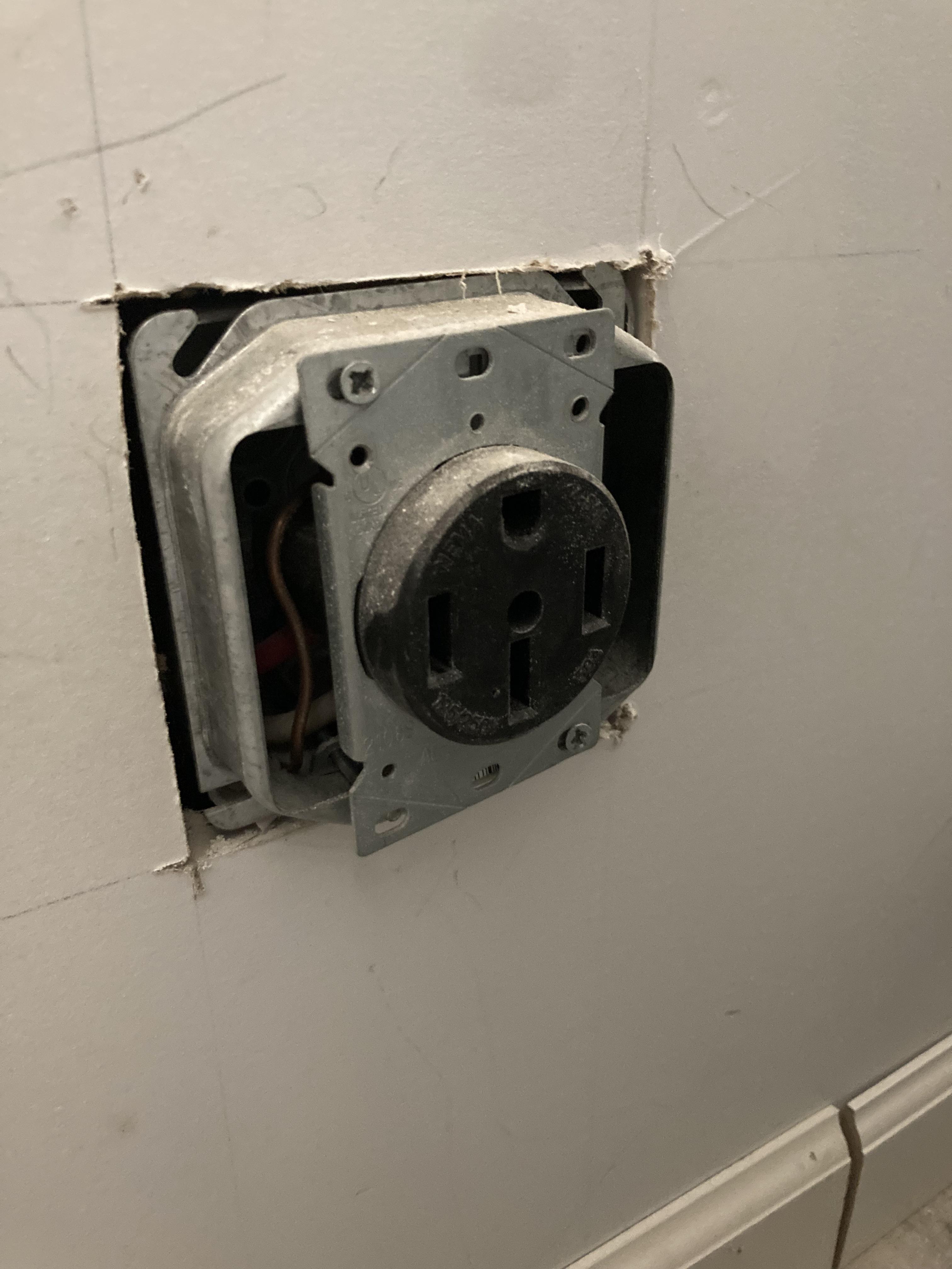 A very stupid dryer outlet r/AskElectricians
