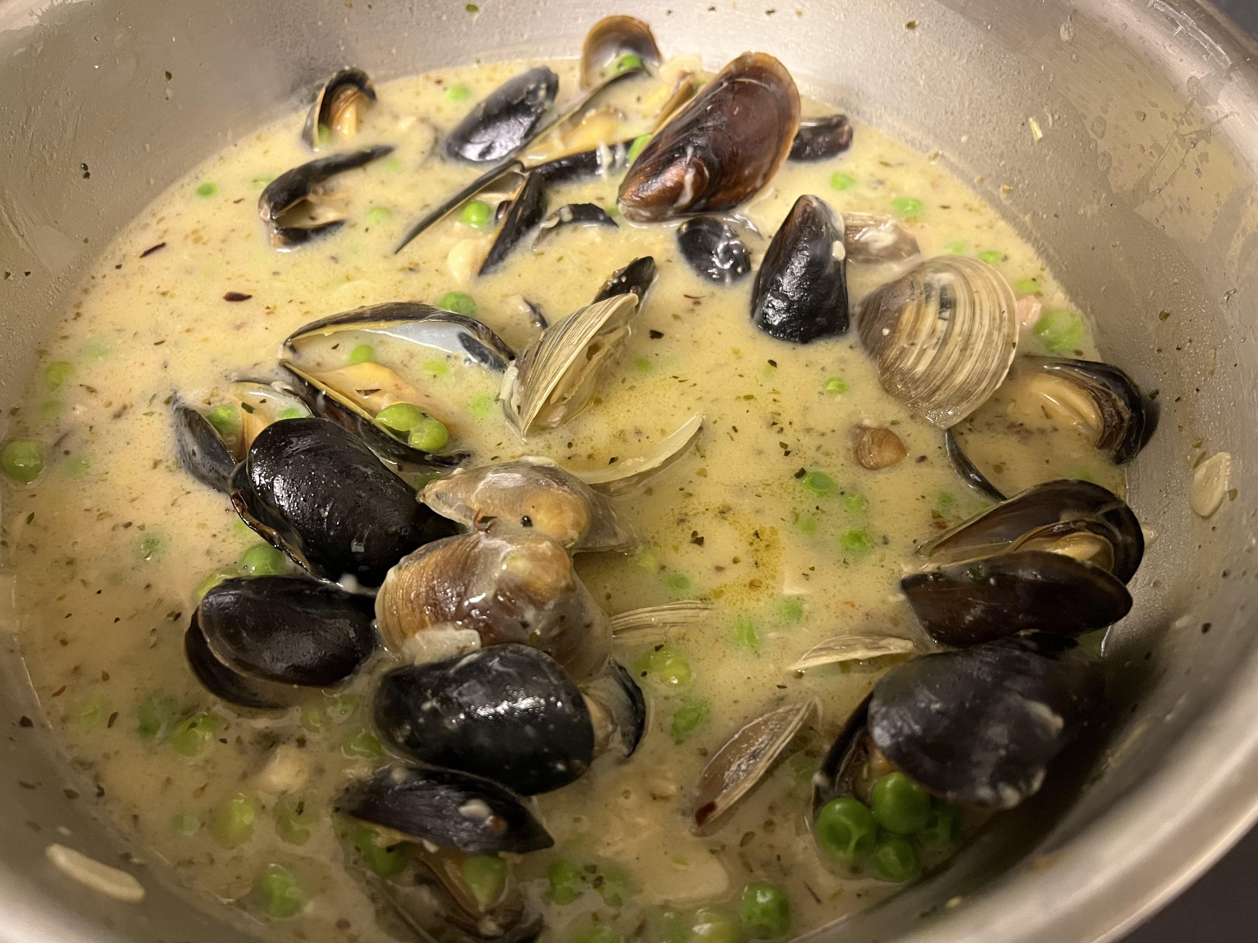 [homemade] clam and mussel white wine sauce r/food
