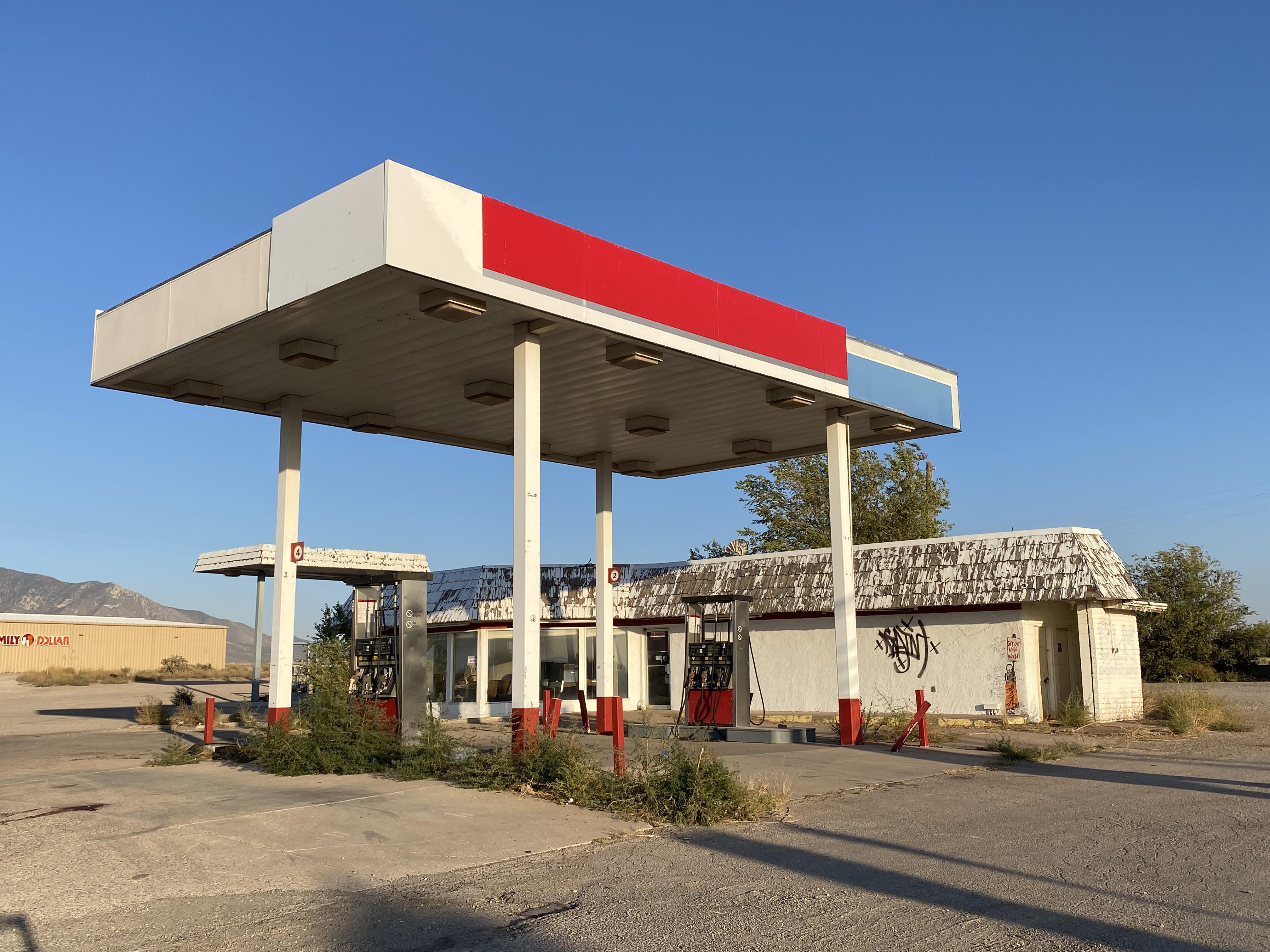 Old gas station in Carrizozo, New Mexico r/AbandonedPorn